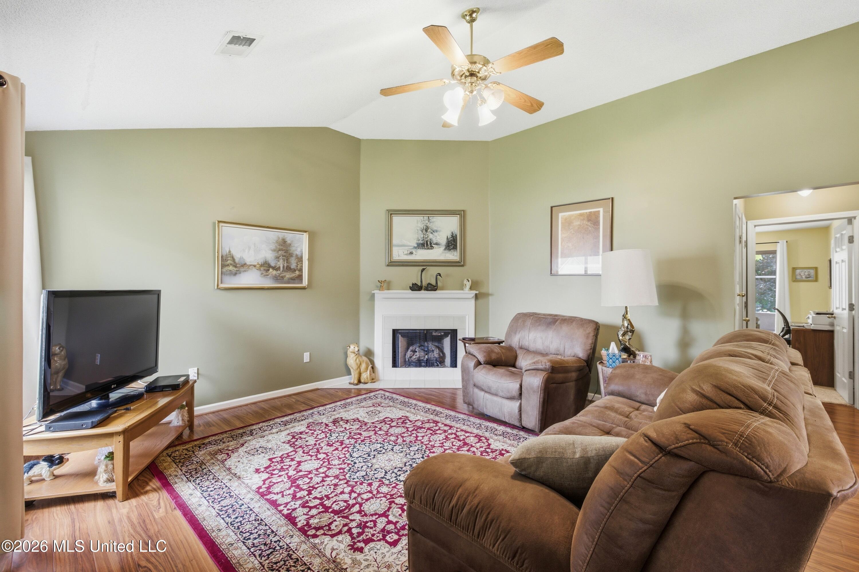 907 Mcgowan Drive Property Photo 3