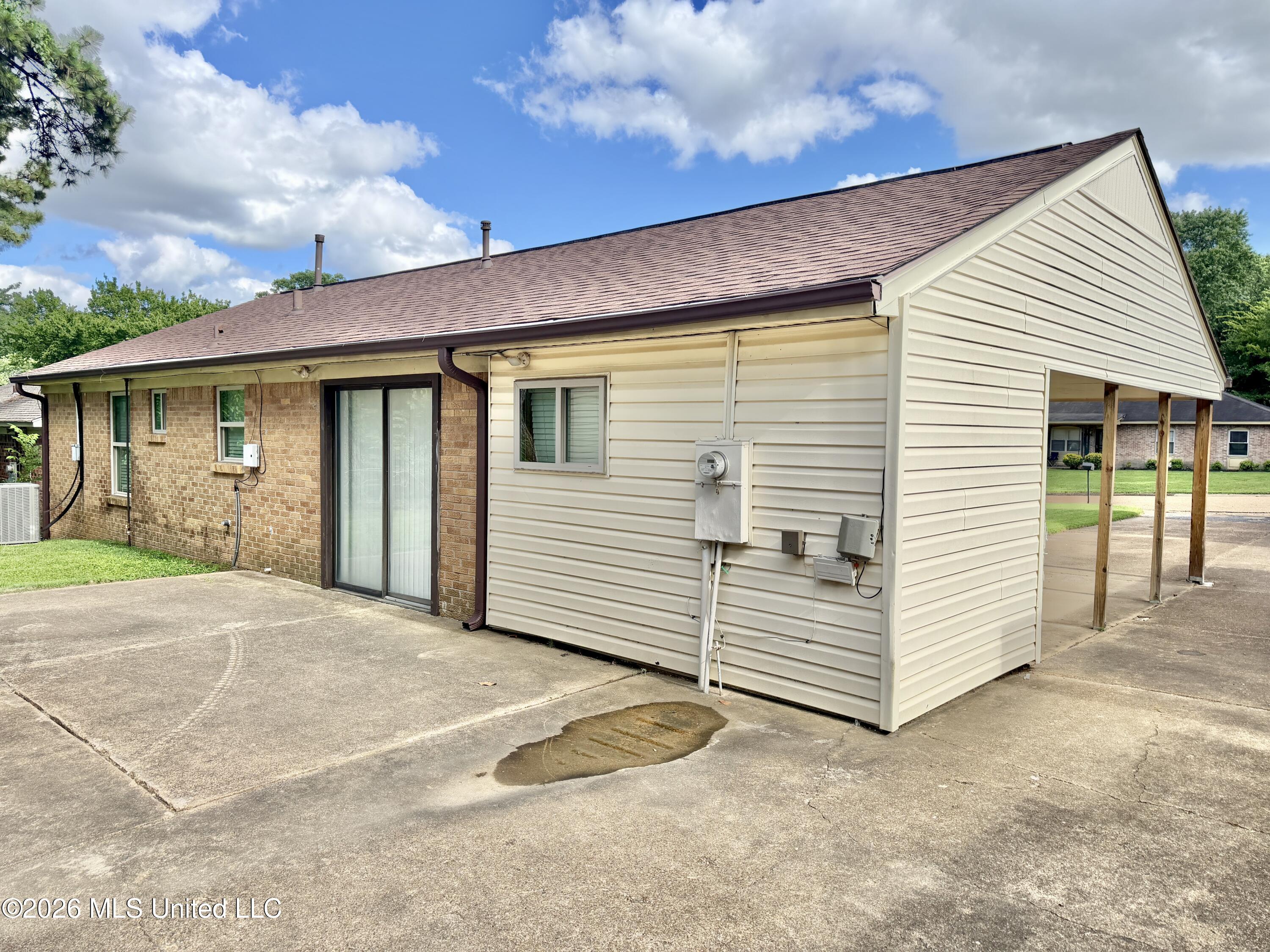 442 Hillbrook Drive Property Photo 3