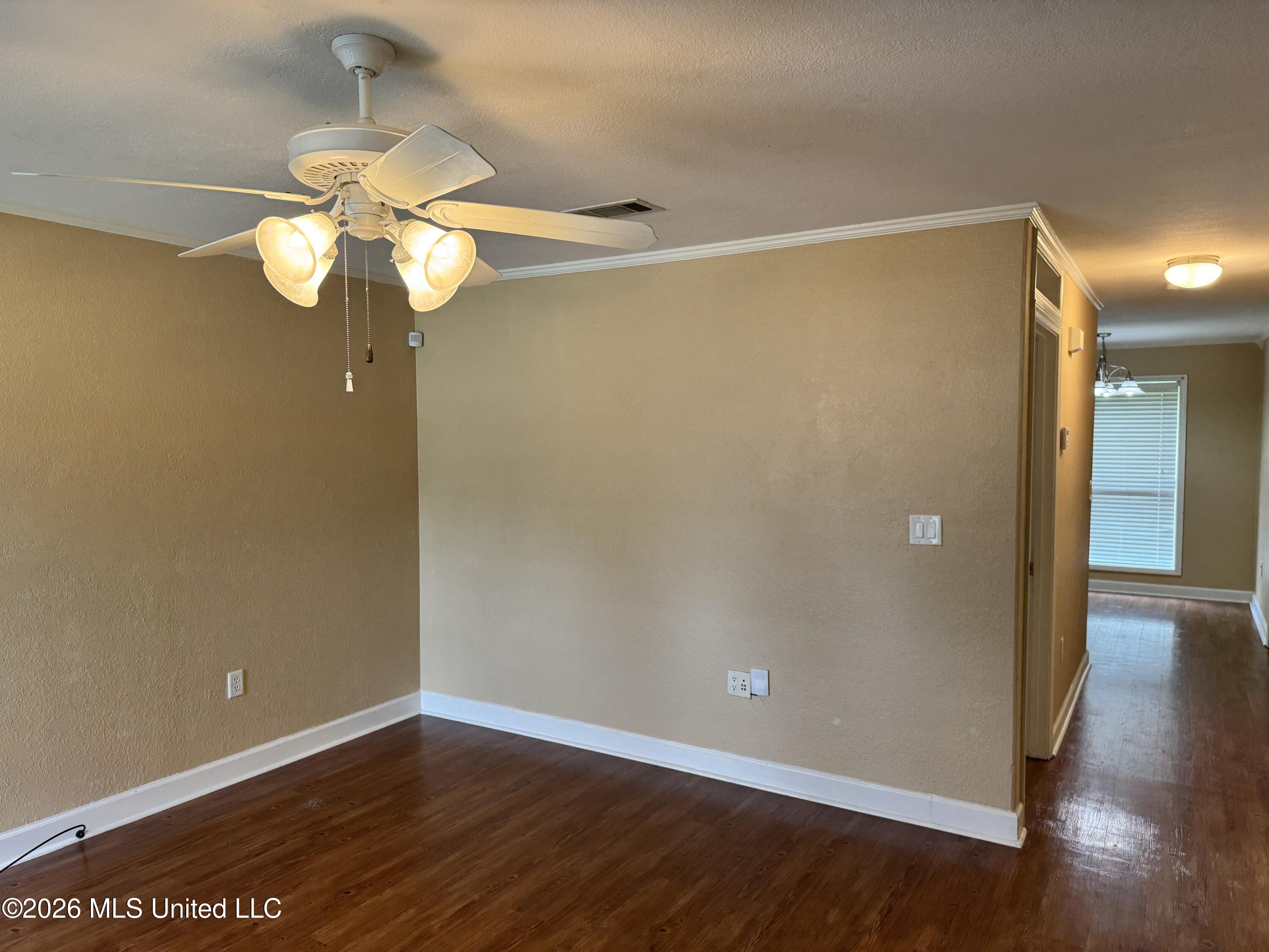 1916 S Twin Pine Drive Property Photo 3