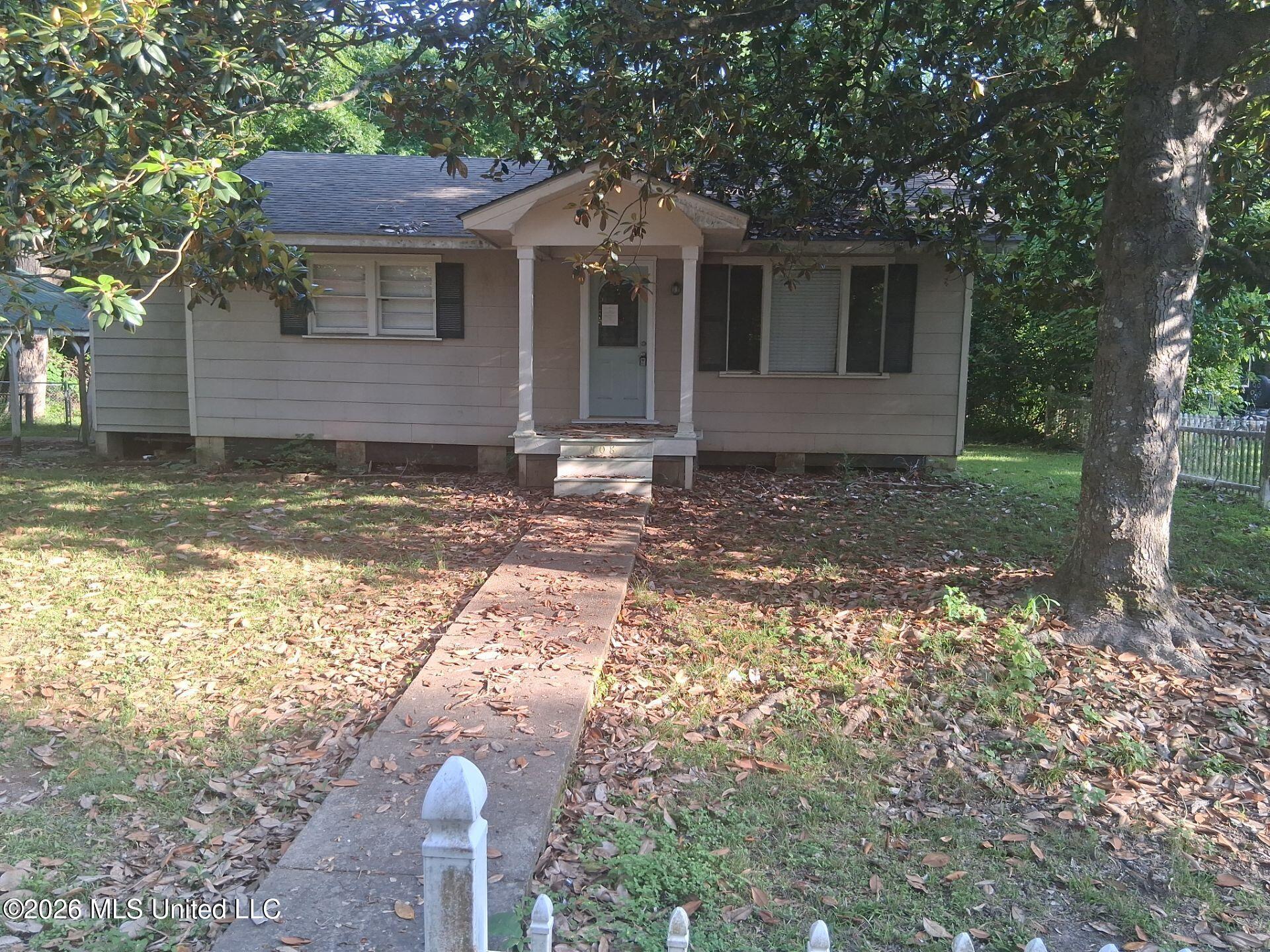 808 Highway 61 N Property Photo 1