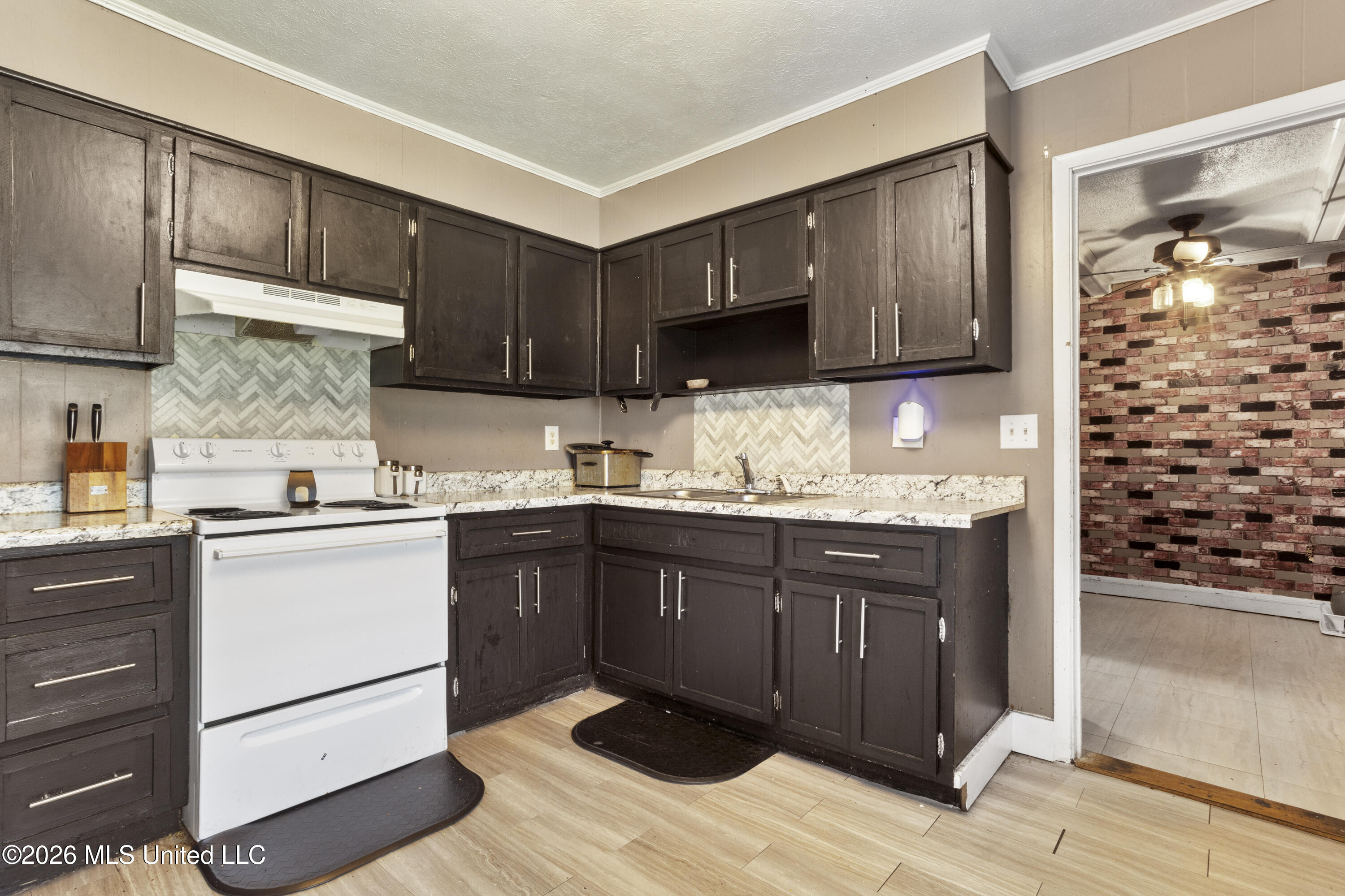 2124 Chestwood Road Property Photo 6