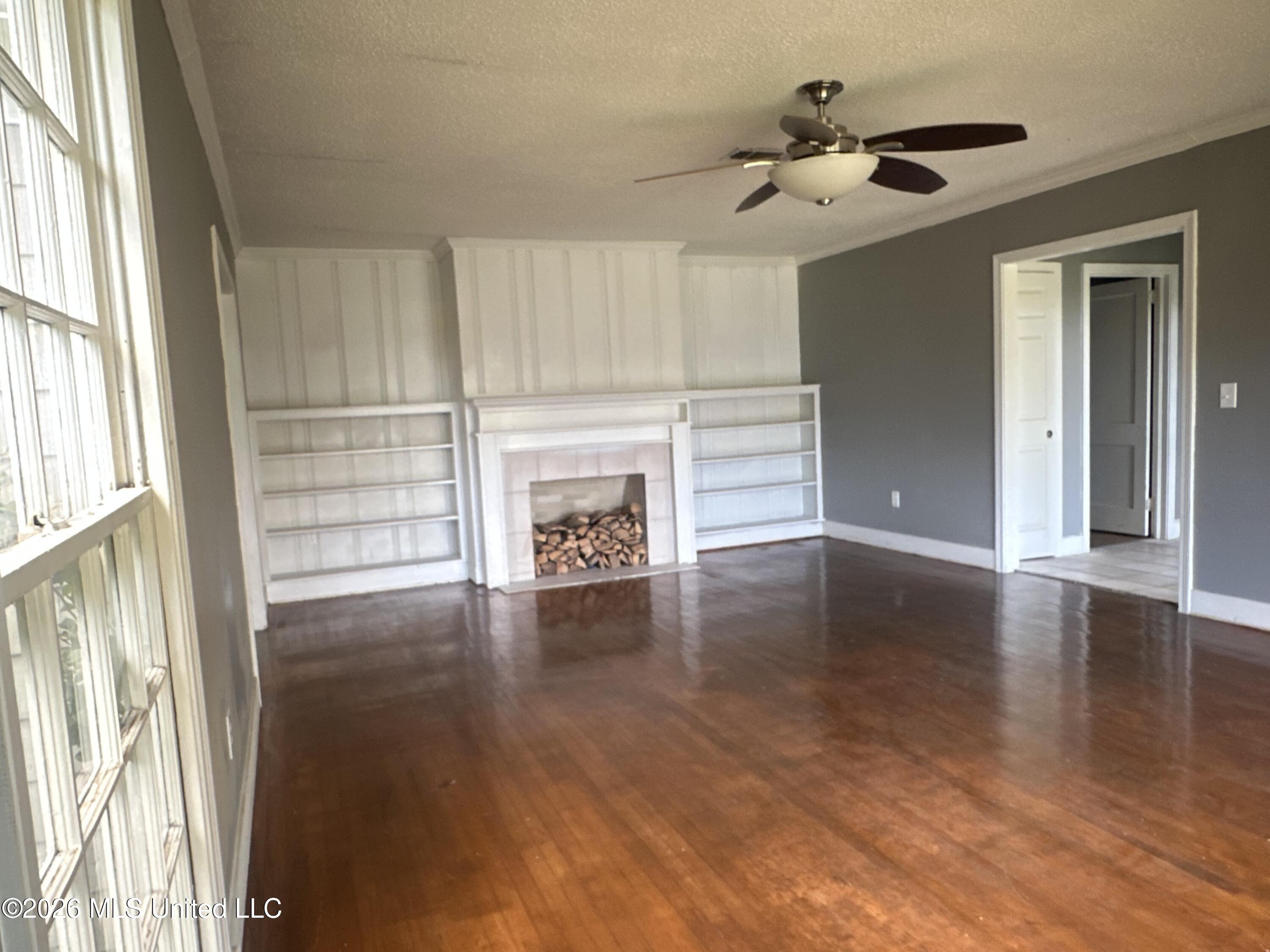 460 W Northside Drive Property Photo 3