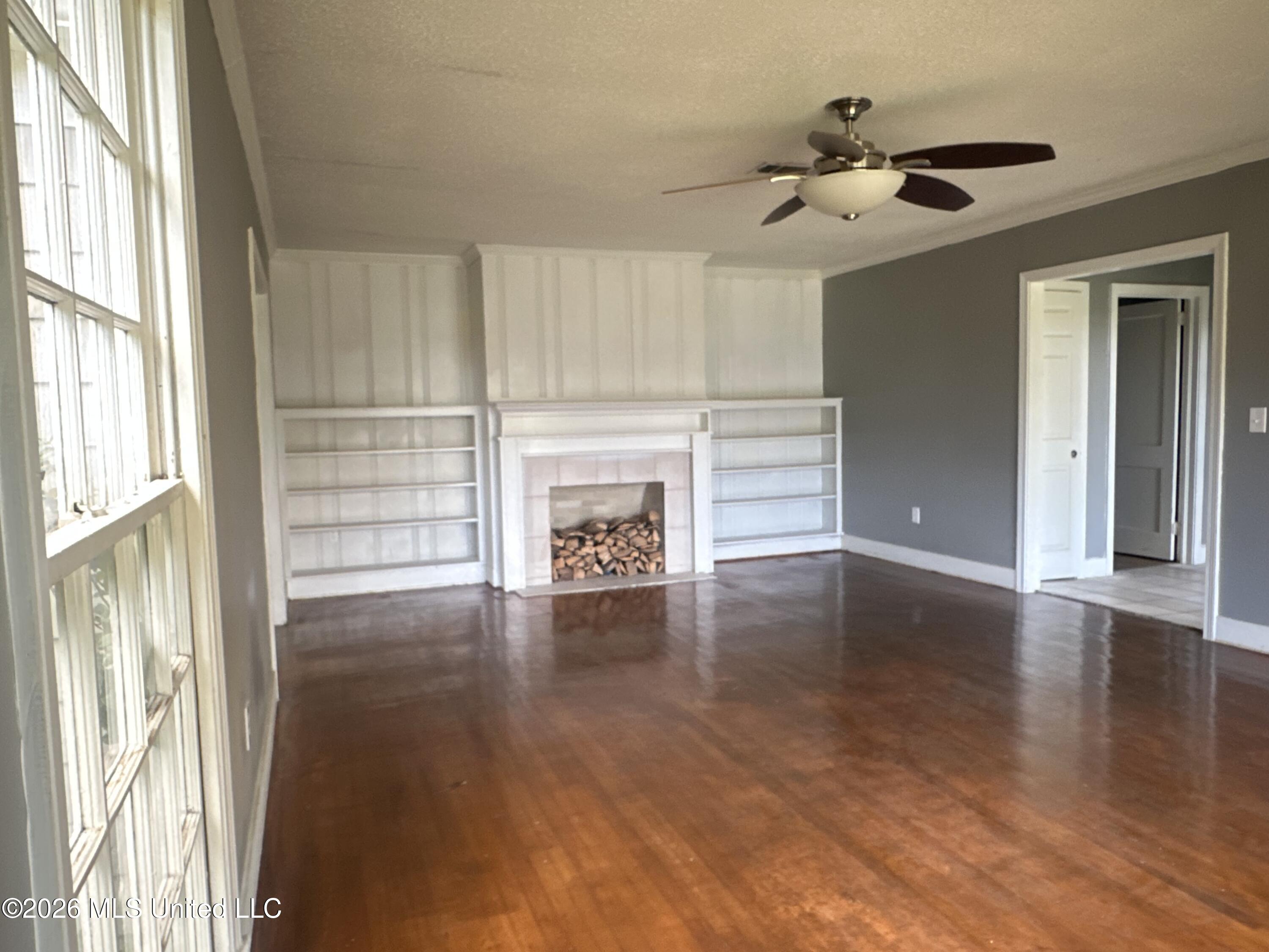 460 W Northside Drive Property Photo 4
