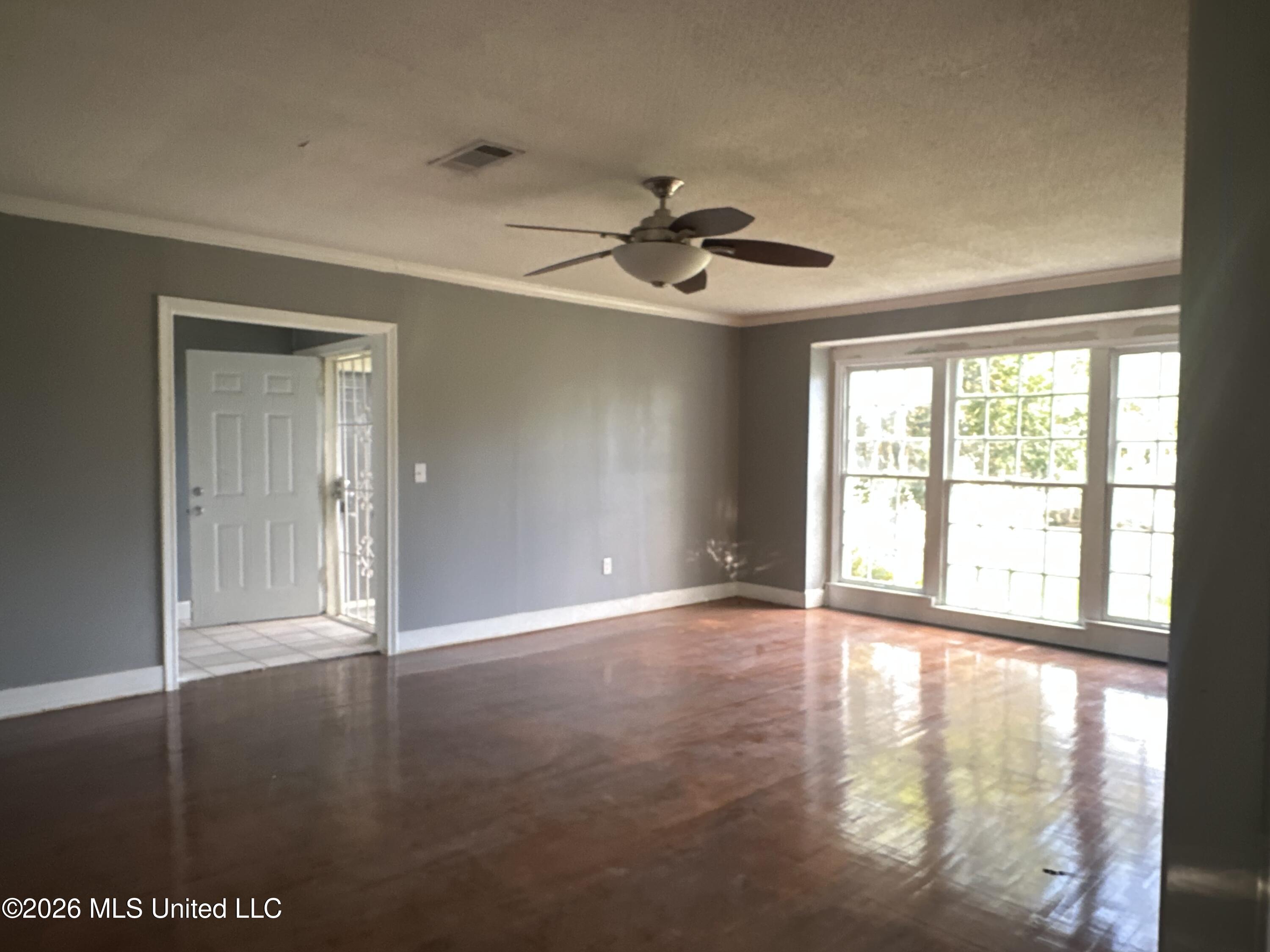 460 W Northside Drive Property Photo 7