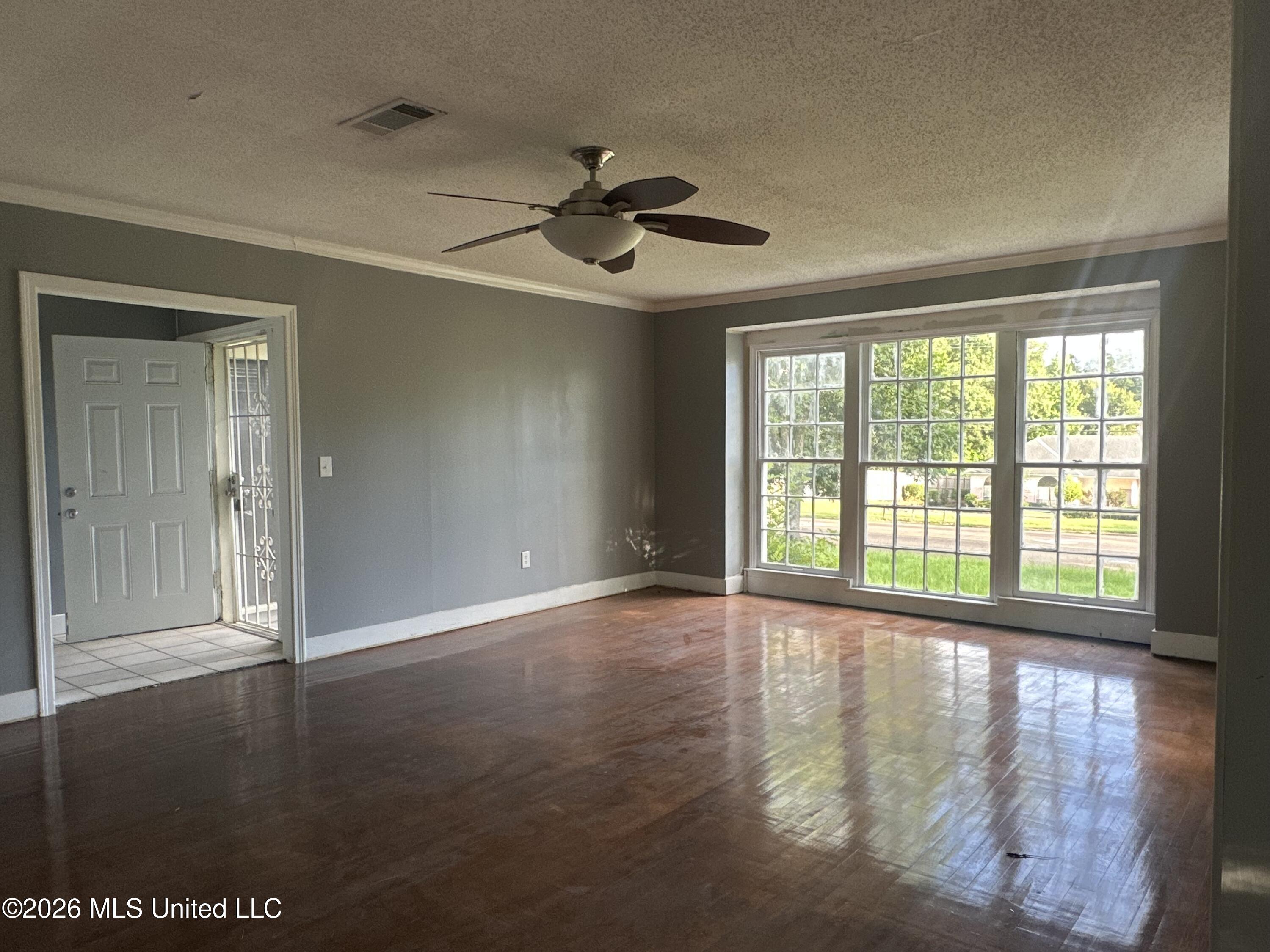 460 W Northside Drive Property Photo 8