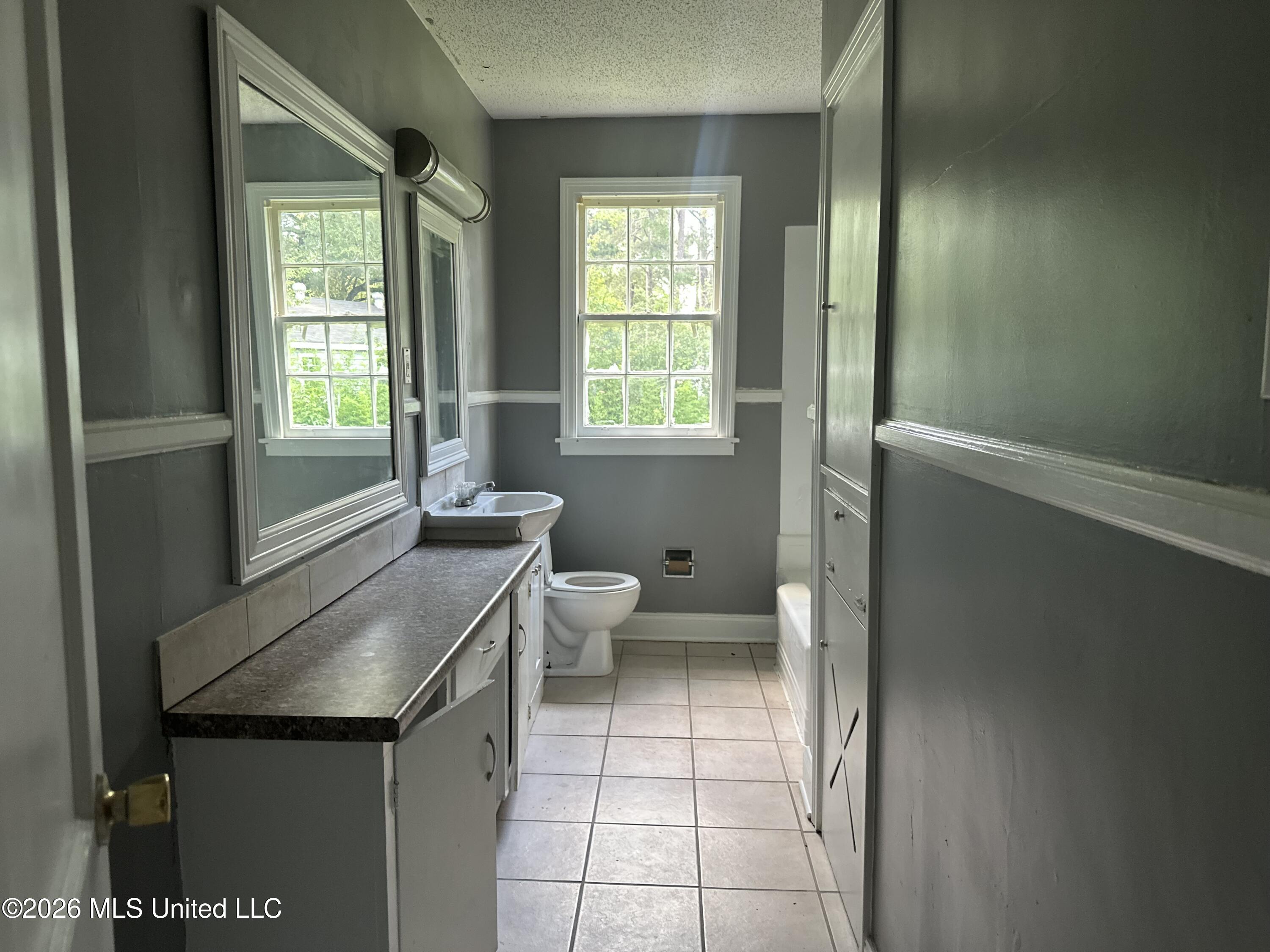 460 W Northside Drive Property Photo 25