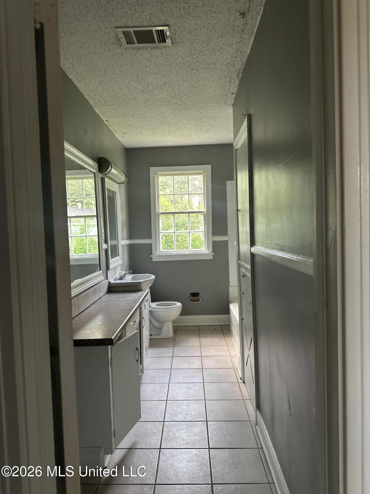 460 W Northside Drive Property Photo 29