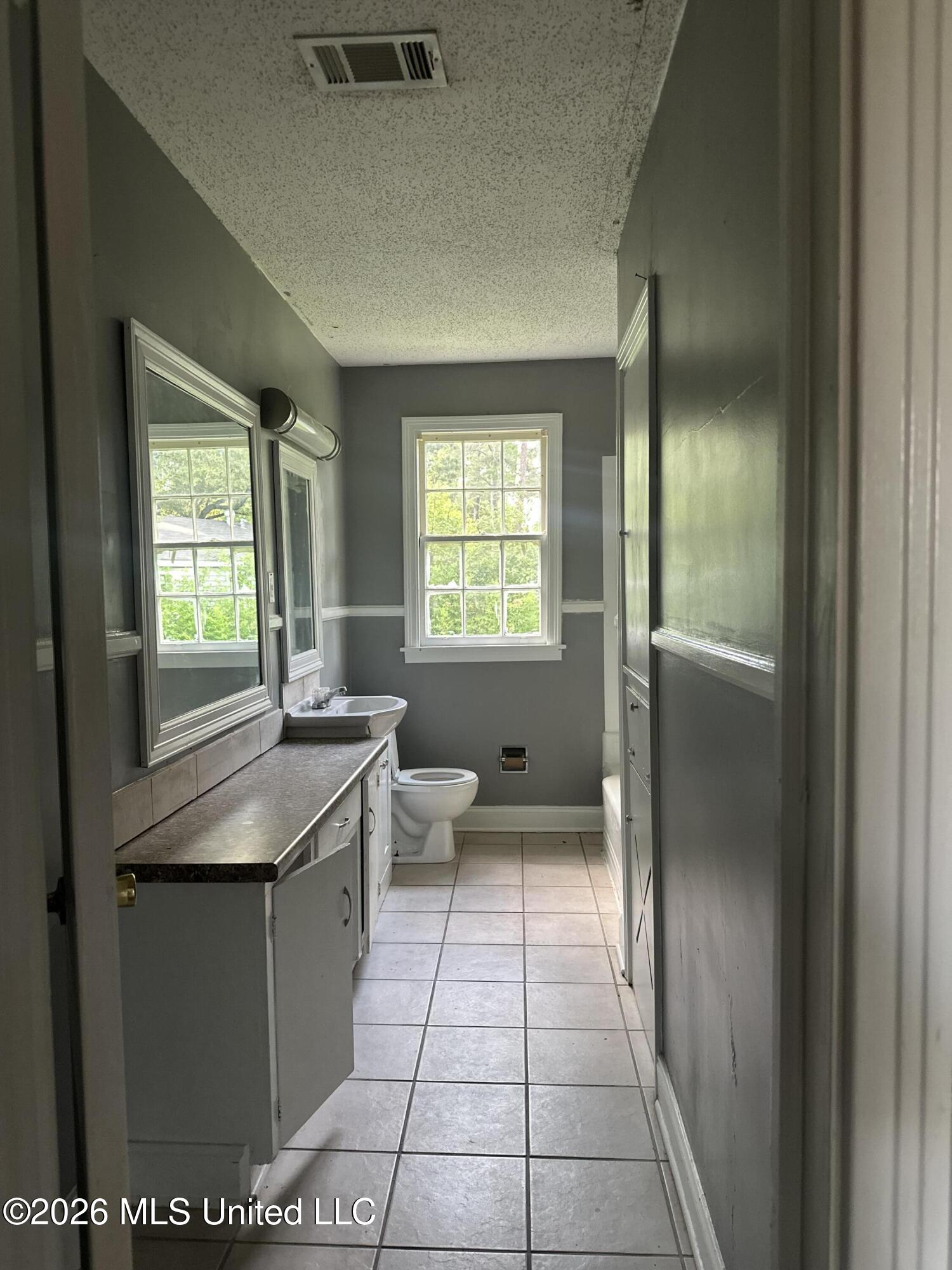 460 W Northside Drive Property Photo 30