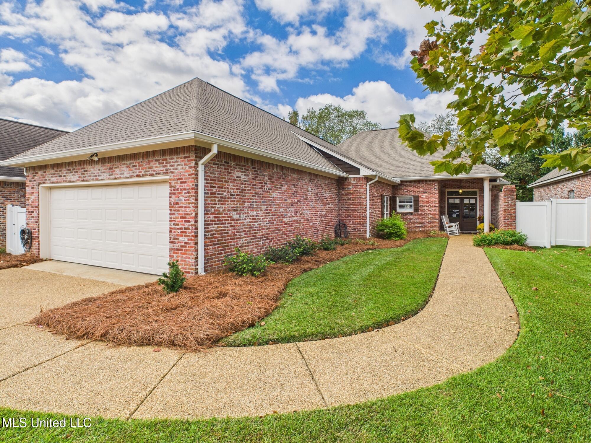 207 Geneva Boulevard Property Photo 1