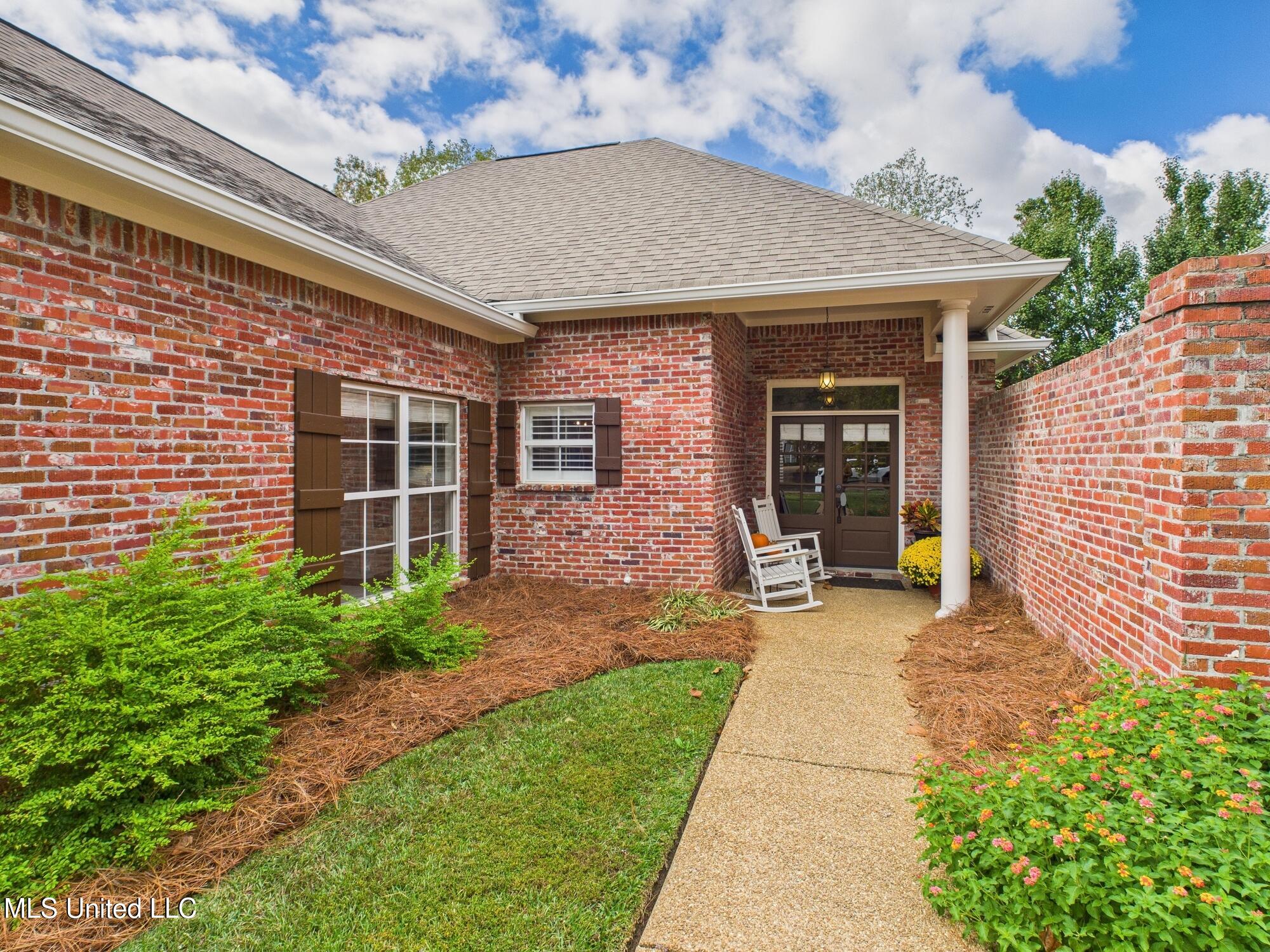 207 Geneva Boulevard Property Photo 2