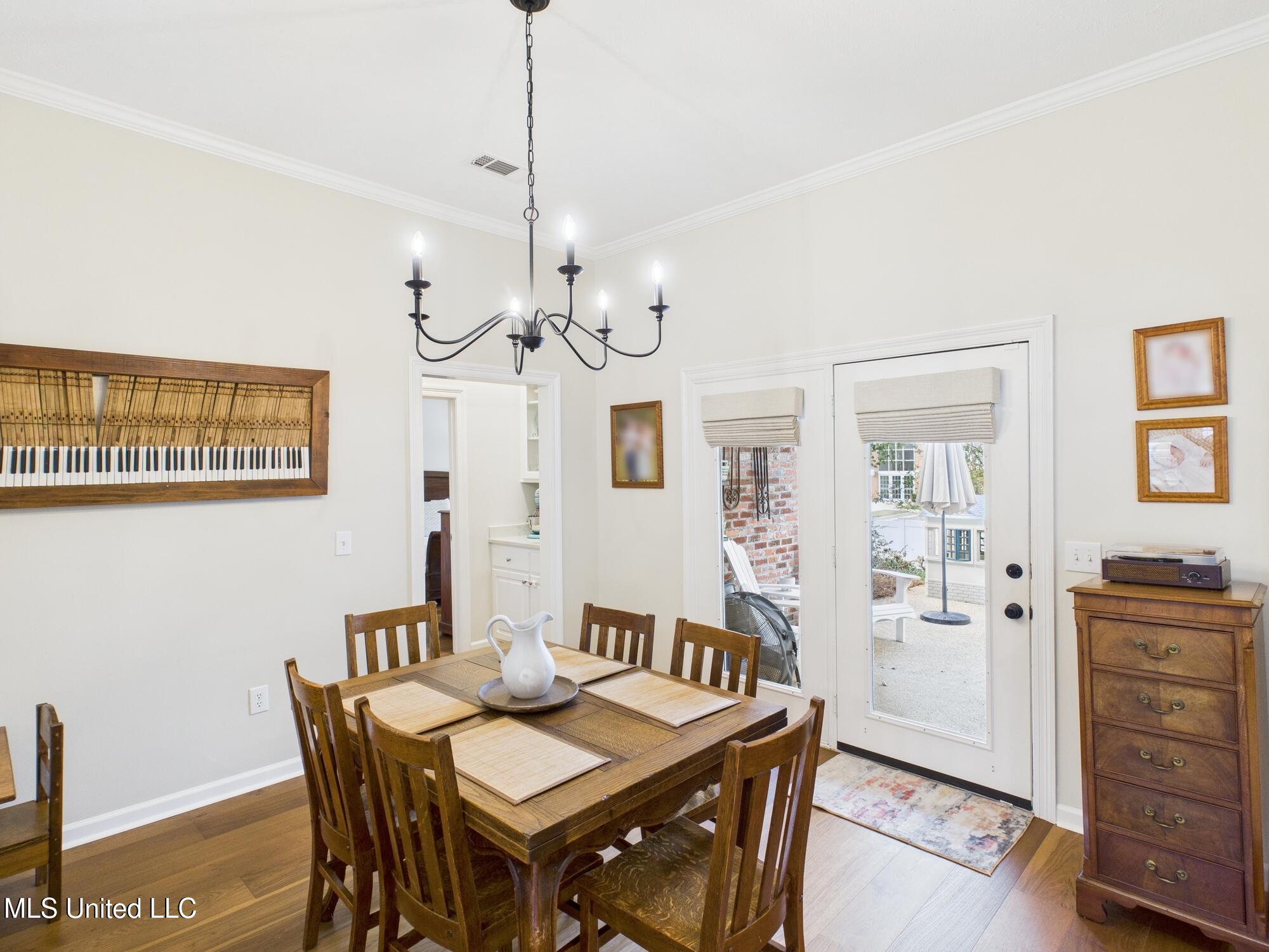 207 Geneva Boulevard Property Photo 6