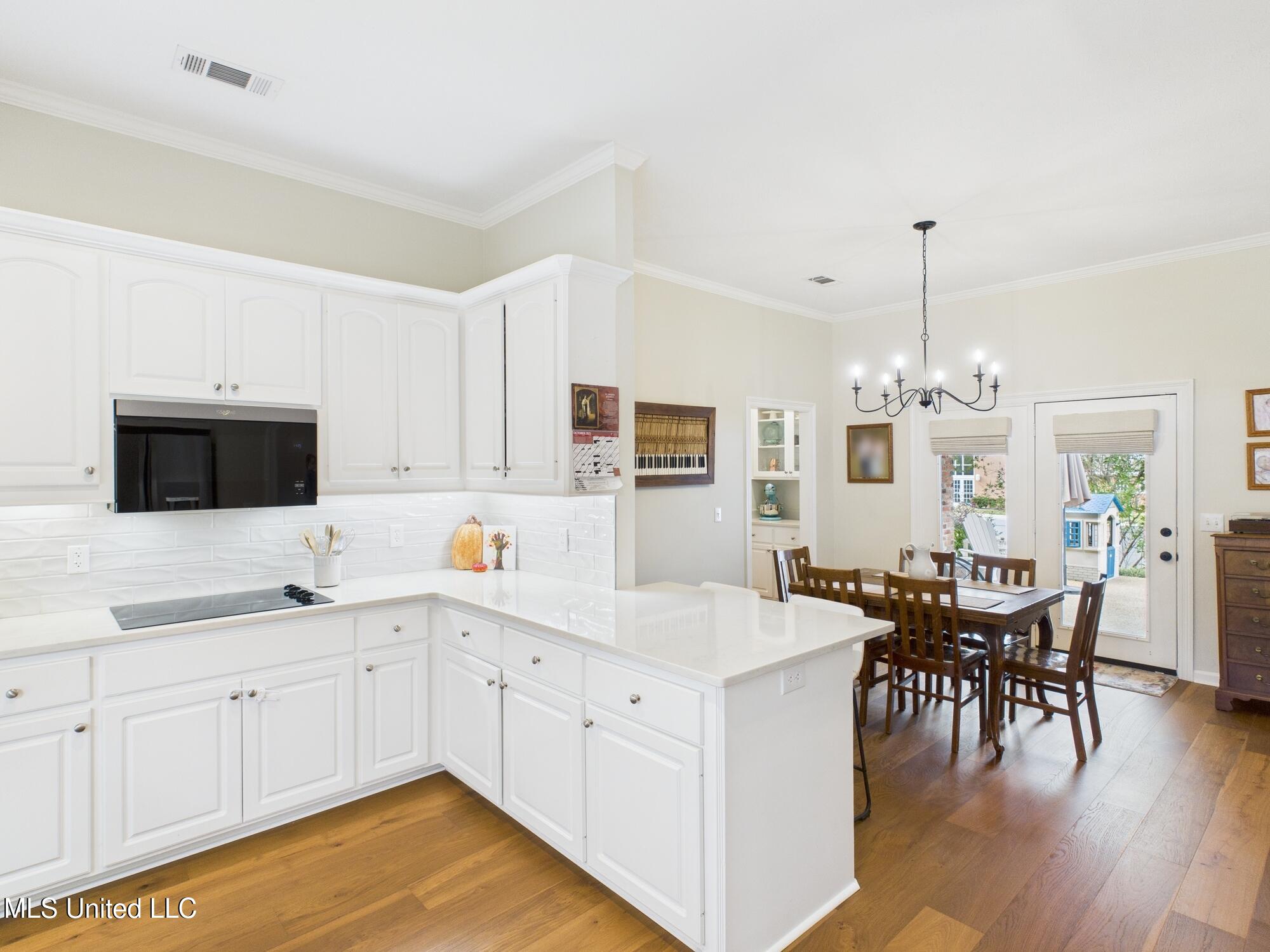207 Geneva Boulevard Property Photo 7