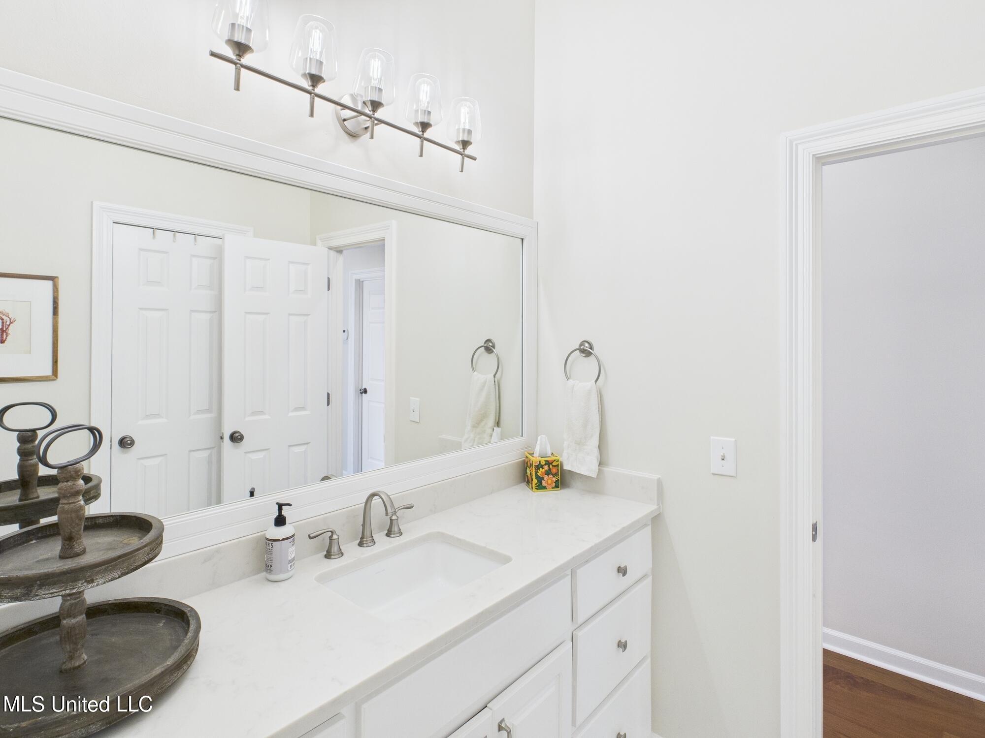 207 Geneva Boulevard Property Photo 22