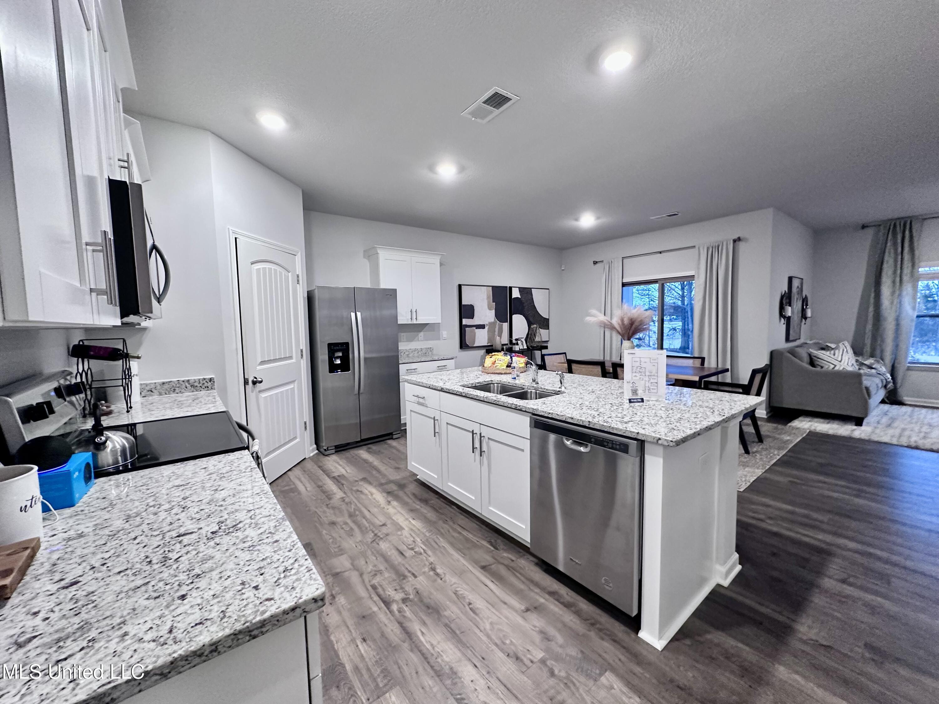 100 Pine Street Property Photo 17