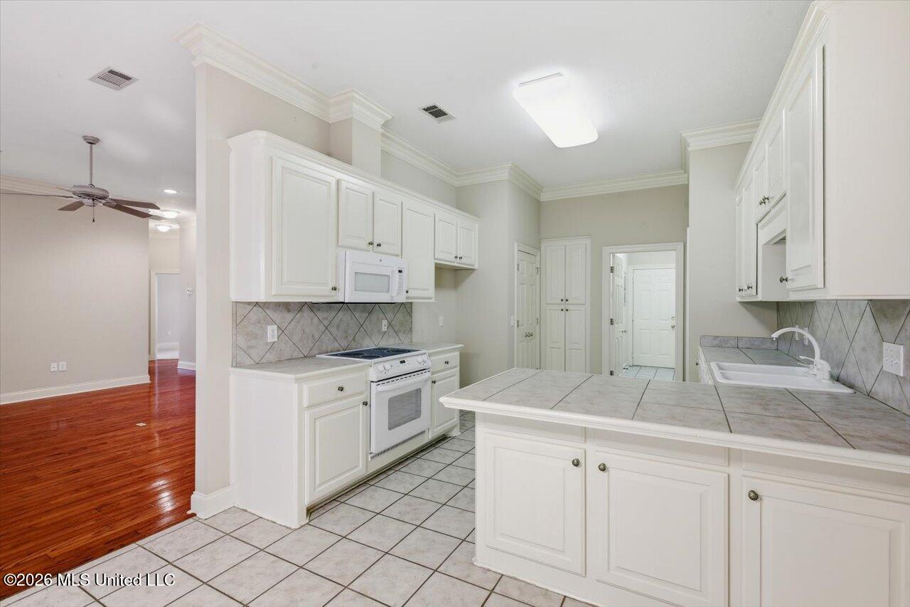 208 Geneva Boulevard Property Photo 13
