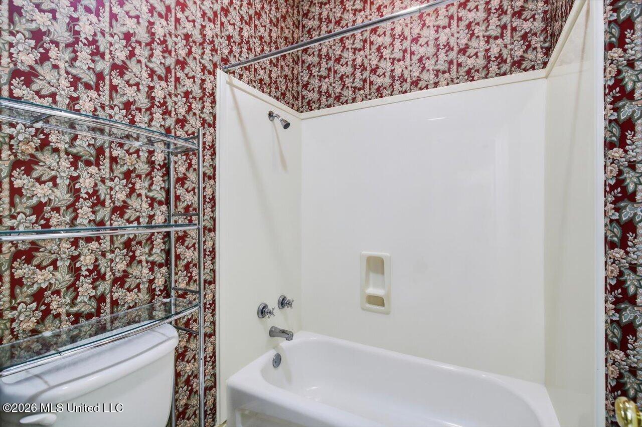 208 Geneva Boulevard Property Photo 32