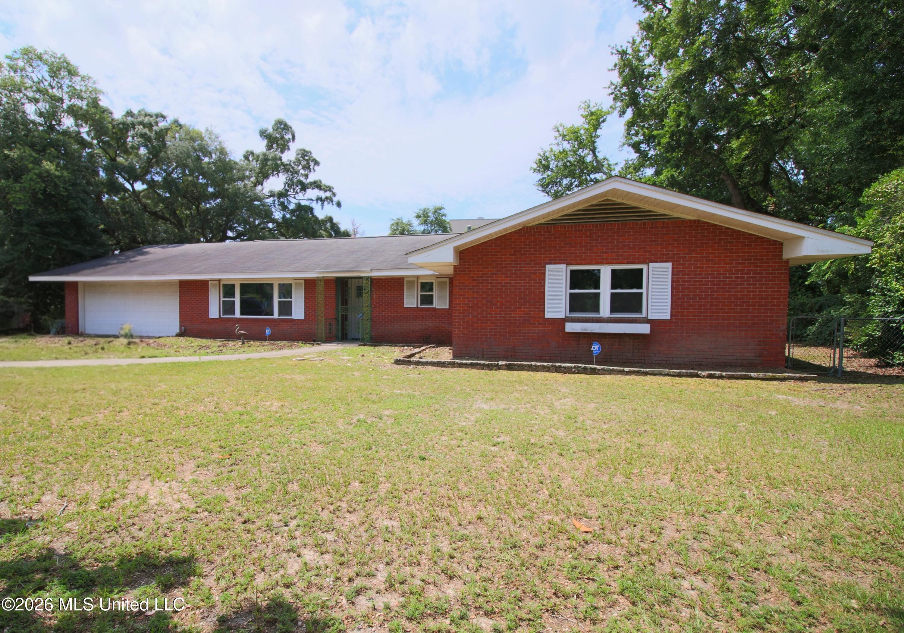 325 Oakridge Circle Property Photo 1