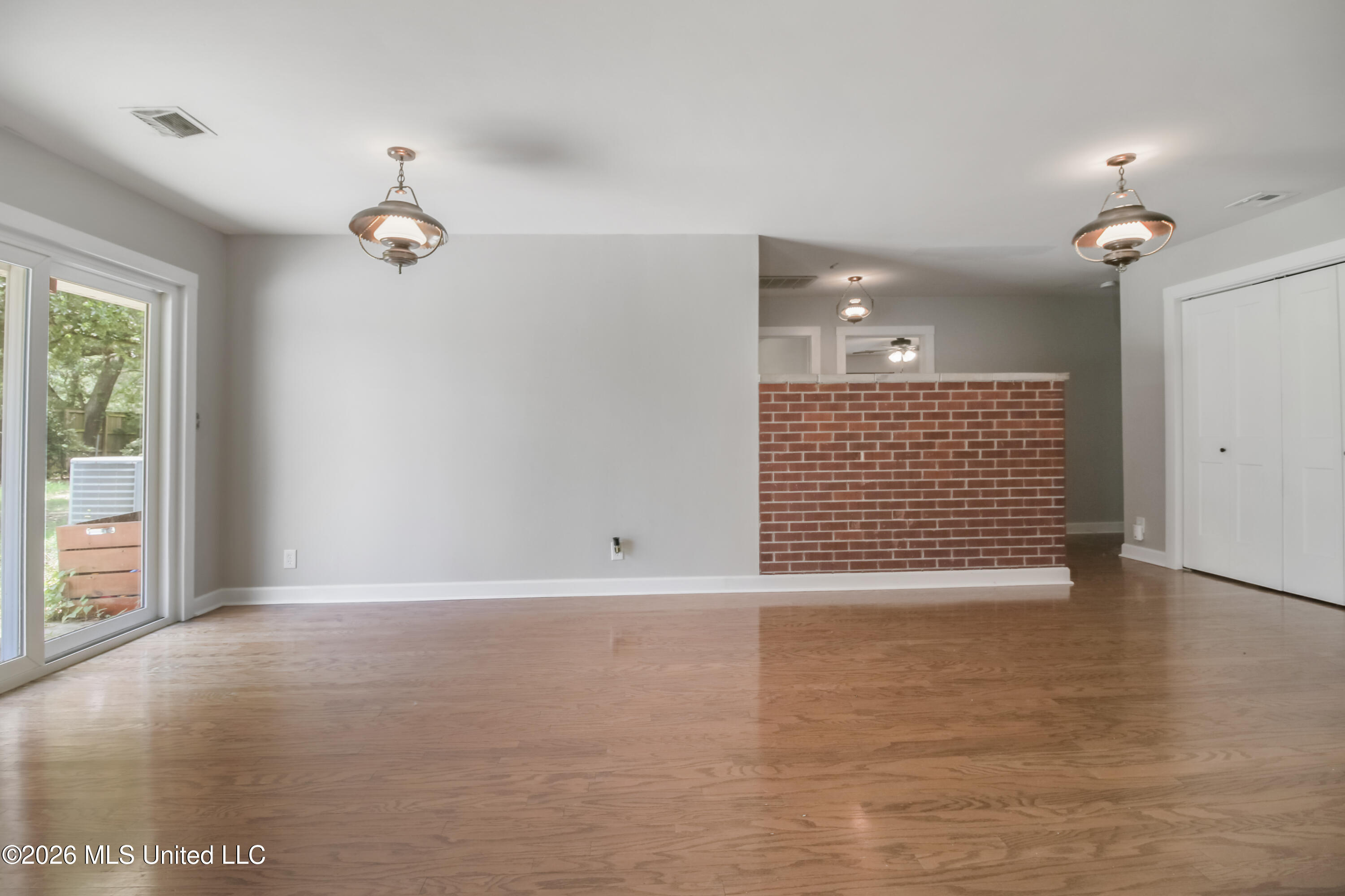 325 Oakridge Circle Property Photo 6
