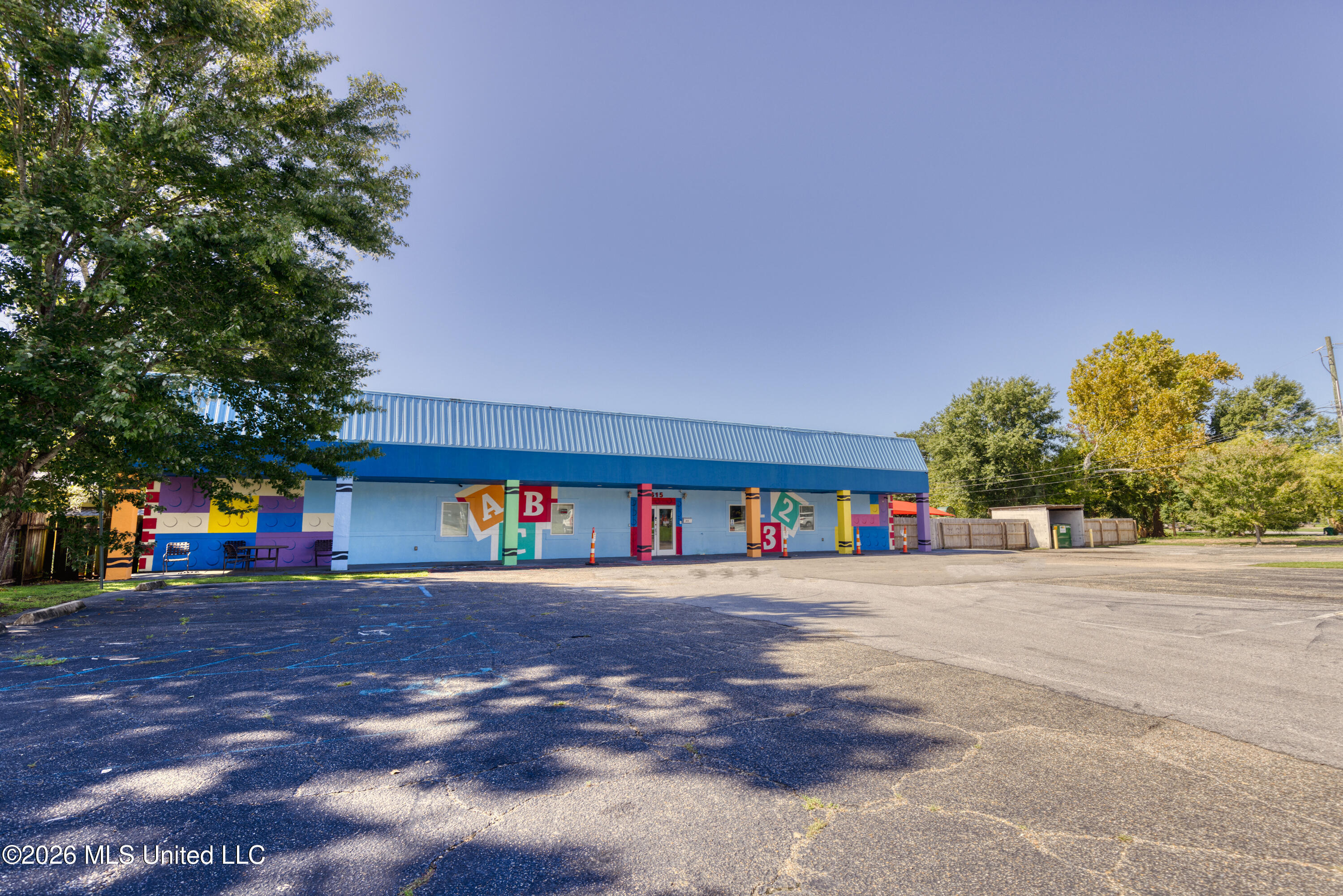 615 Howard Avenue Property Photo 2