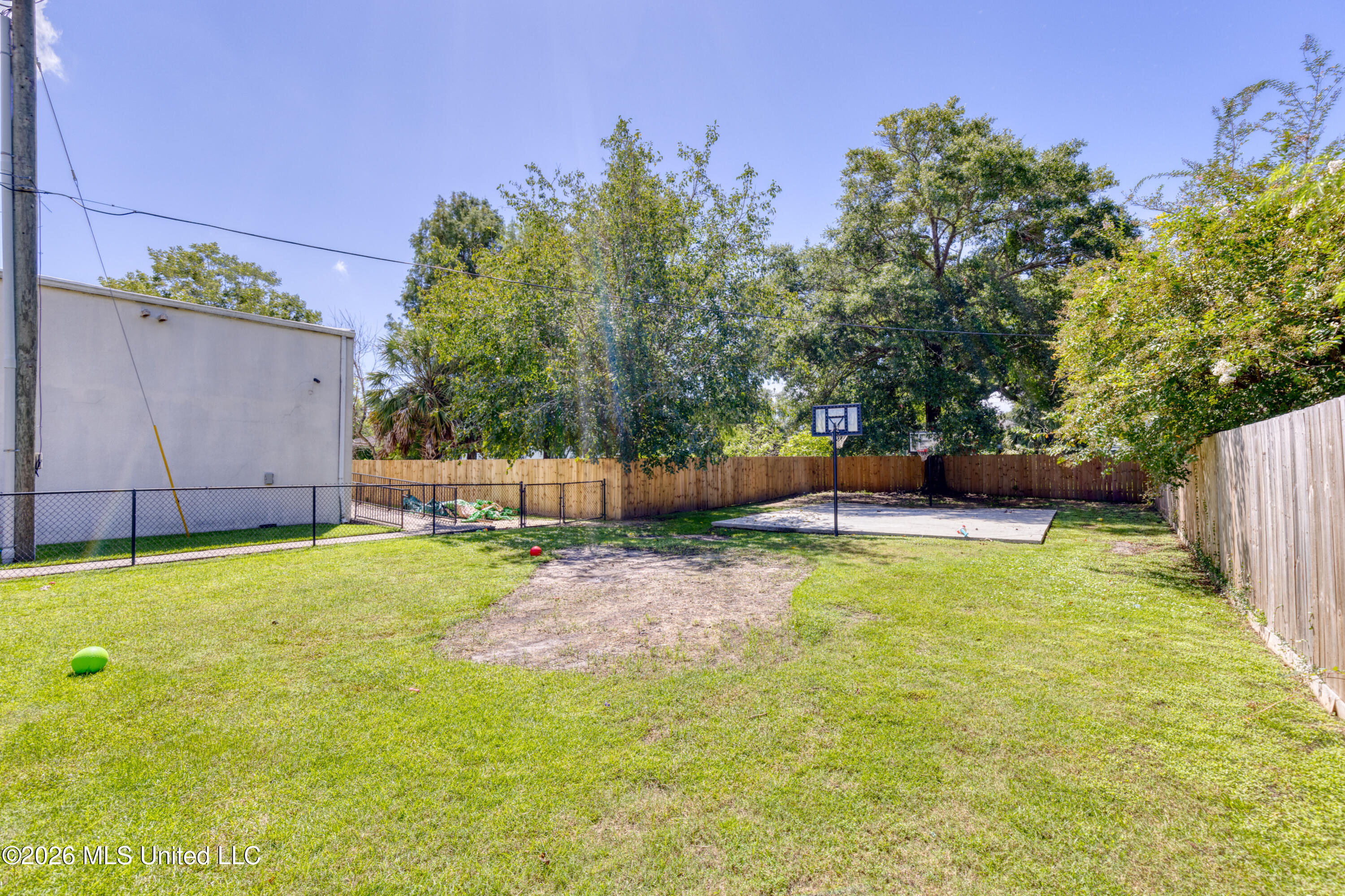 615 Howard Avenue Property Photo 32