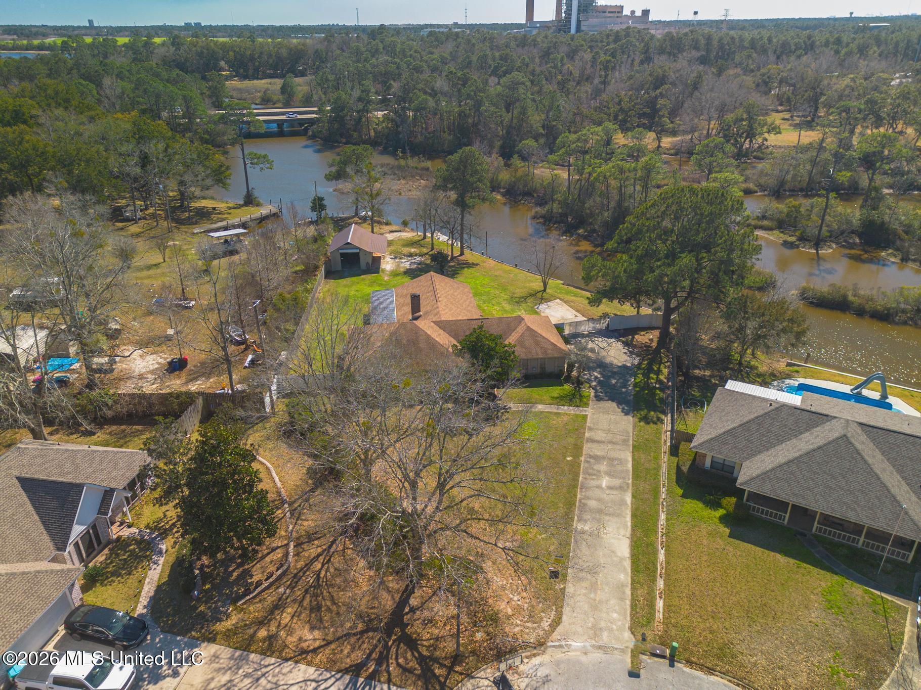 11201 Creek Drive Property Photo 3