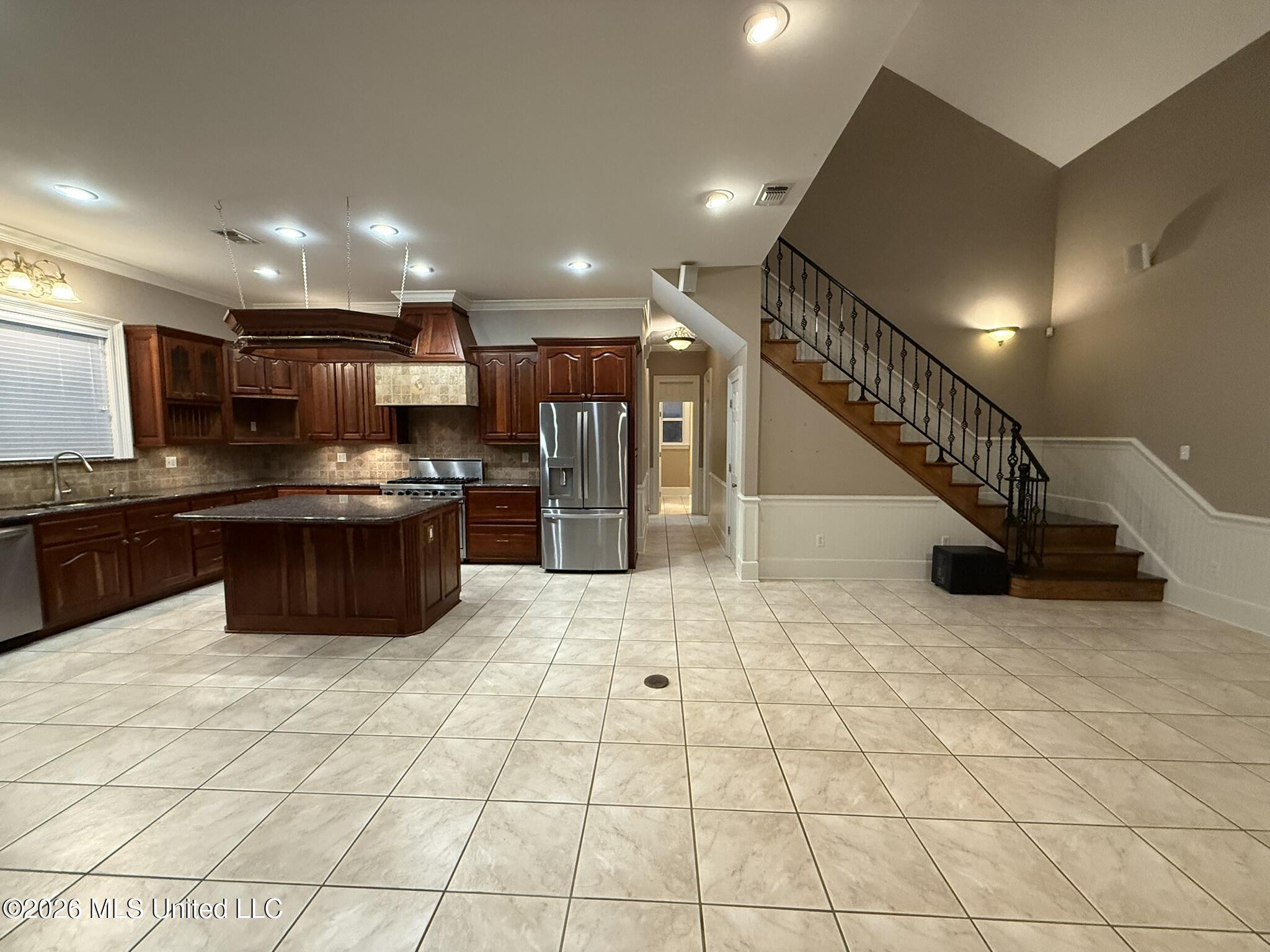 3112 S Holden Drive Property Photo 6