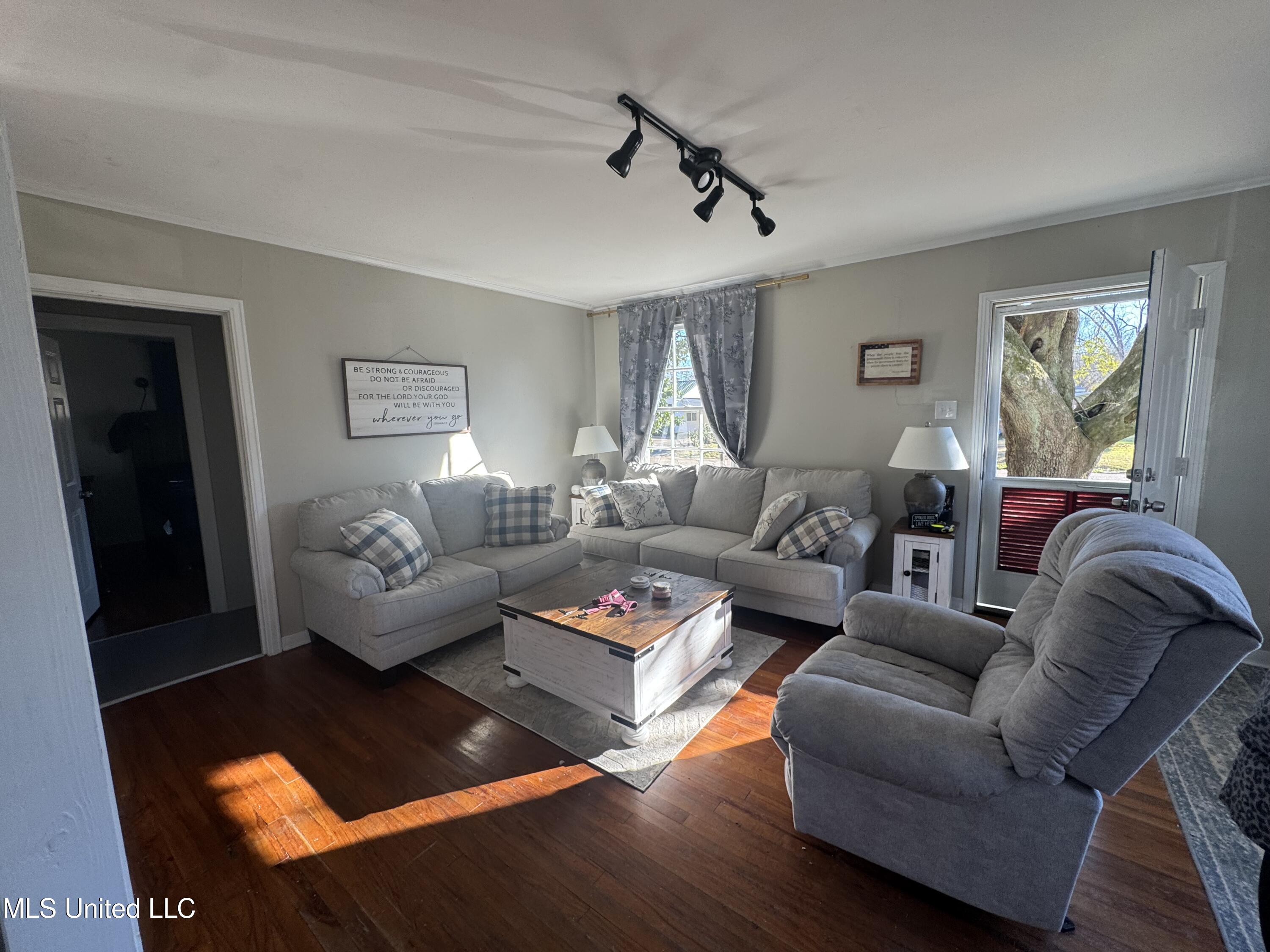 7 Maplewood Lane Property Photo 3