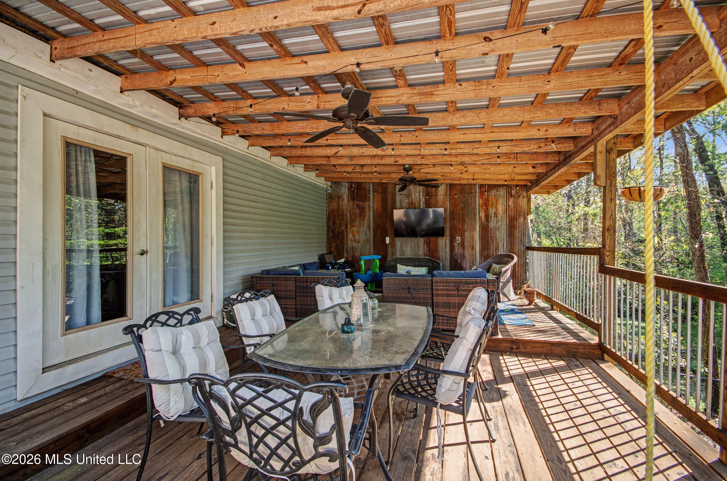 3919 Pinewood Drive Property Photo 4