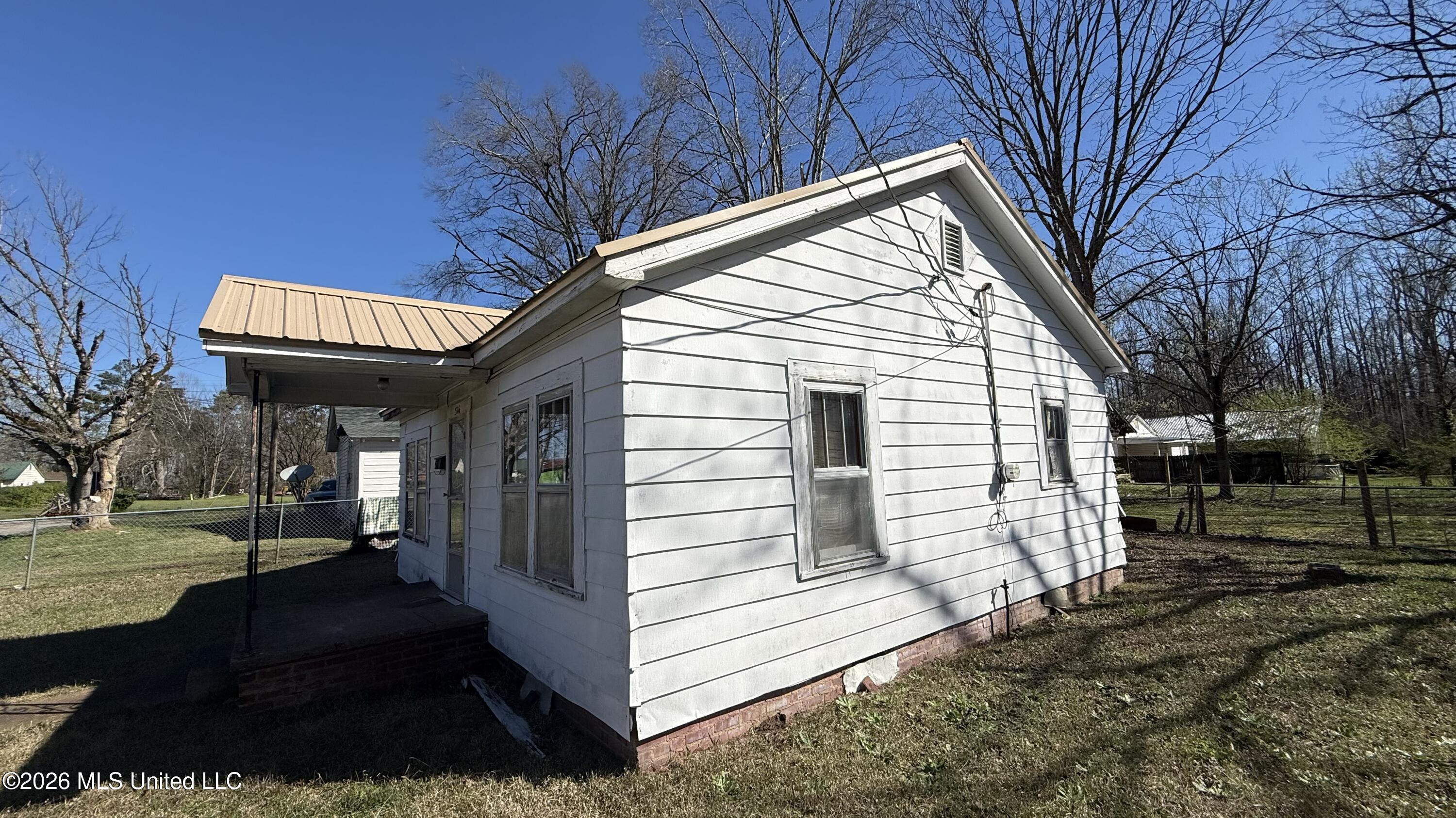 516 Highland Street Property Photo 8