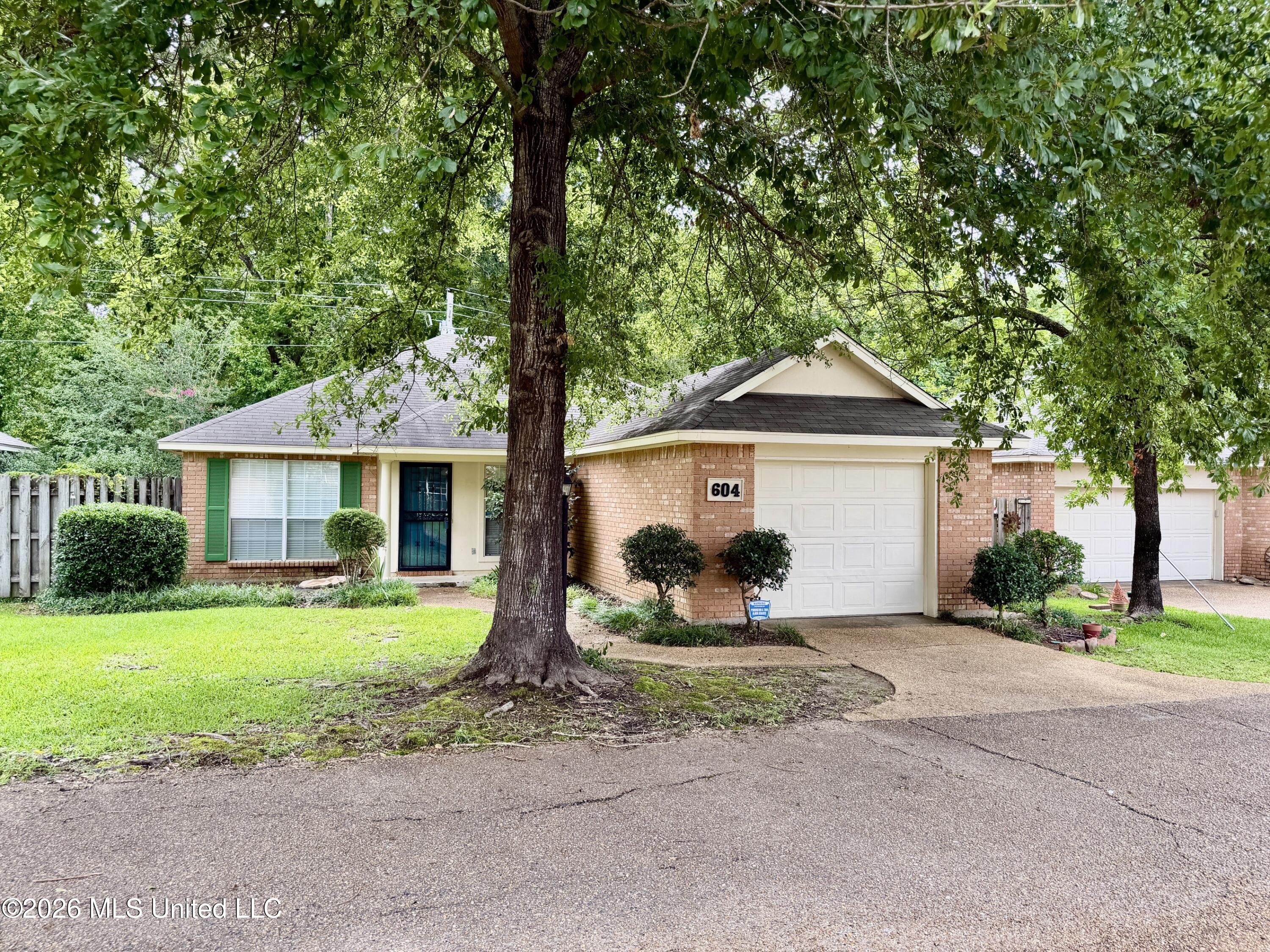 604 E Biscayne Cove Property Photo 1