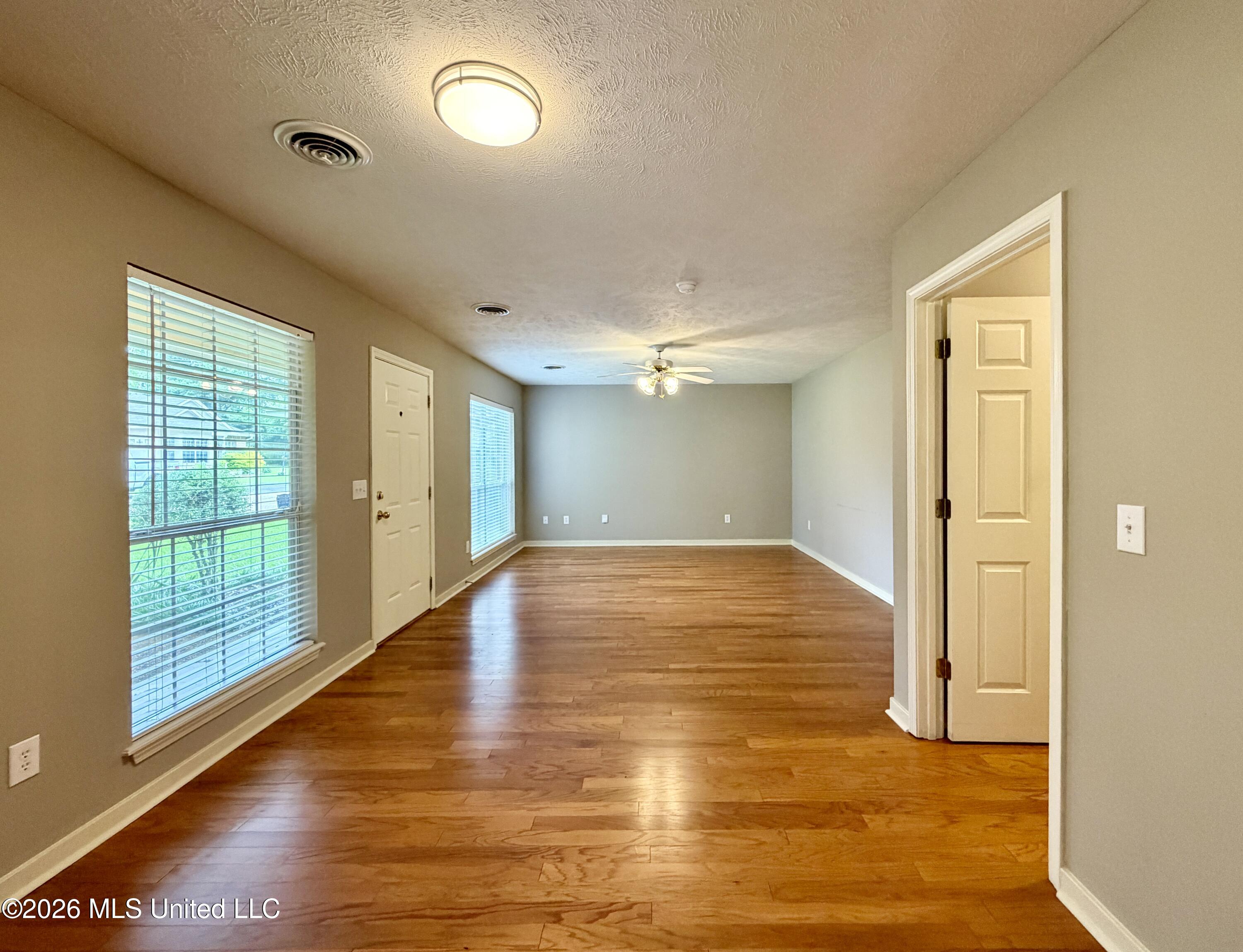 604 E Biscayne Cove Property Photo 2