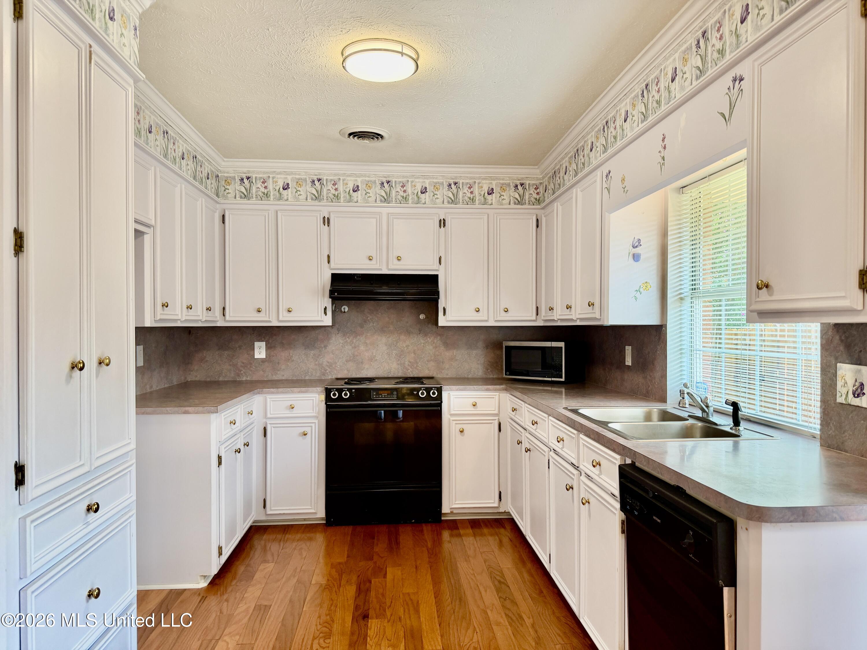 604 E Biscayne Cove Property Photo 3