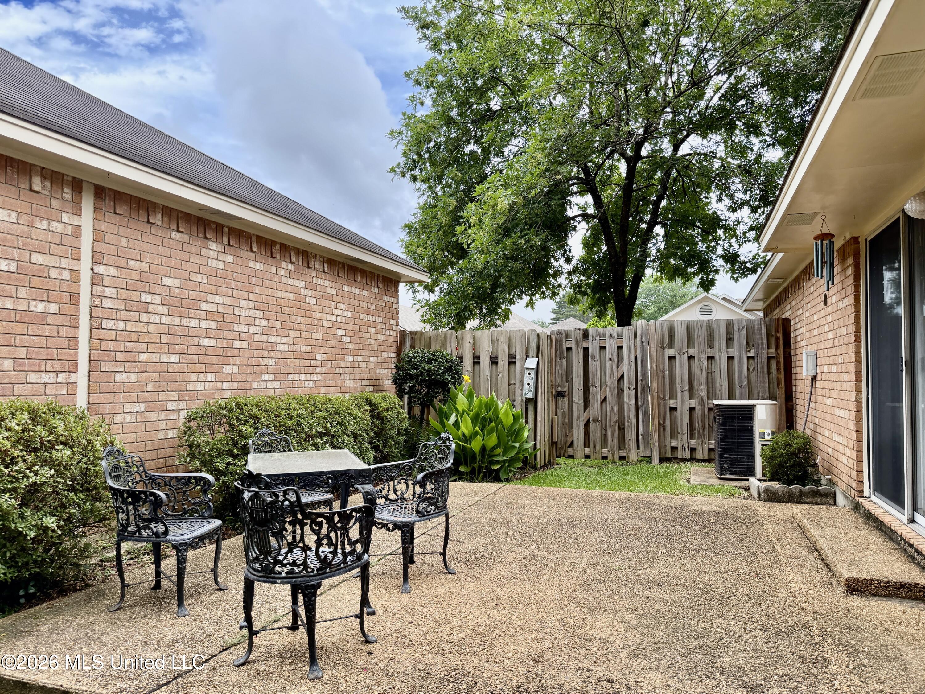 604 E Biscayne Cove Property Photo 4