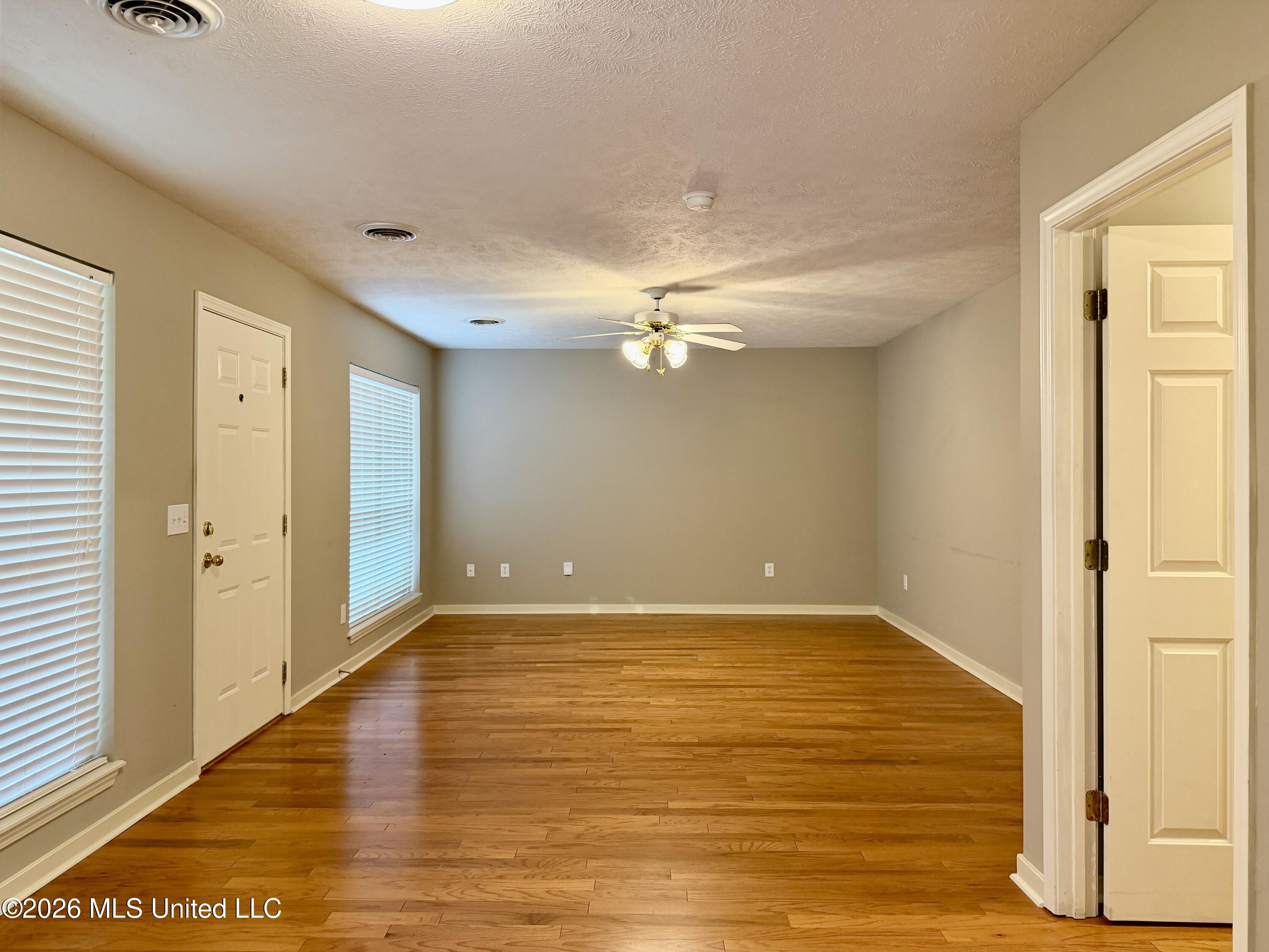 604 E Biscayne Cove Property Photo 5
