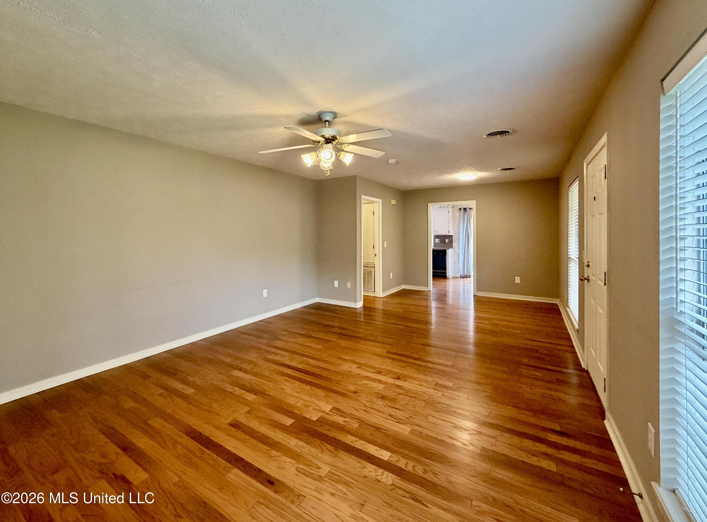 604 E Biscayne Cove Property Photo 6