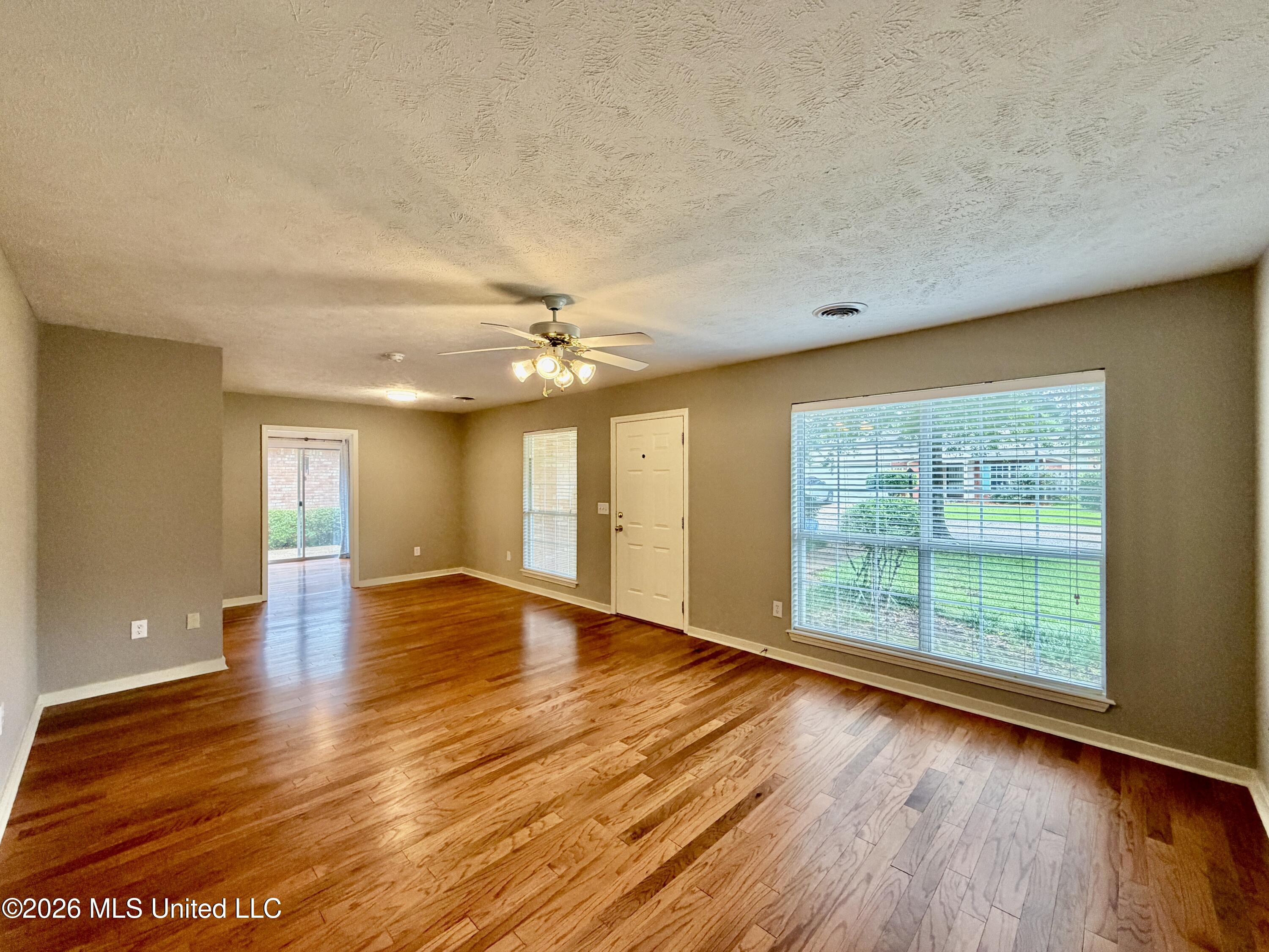 604 E Biscayne Cove Property Photo 7
