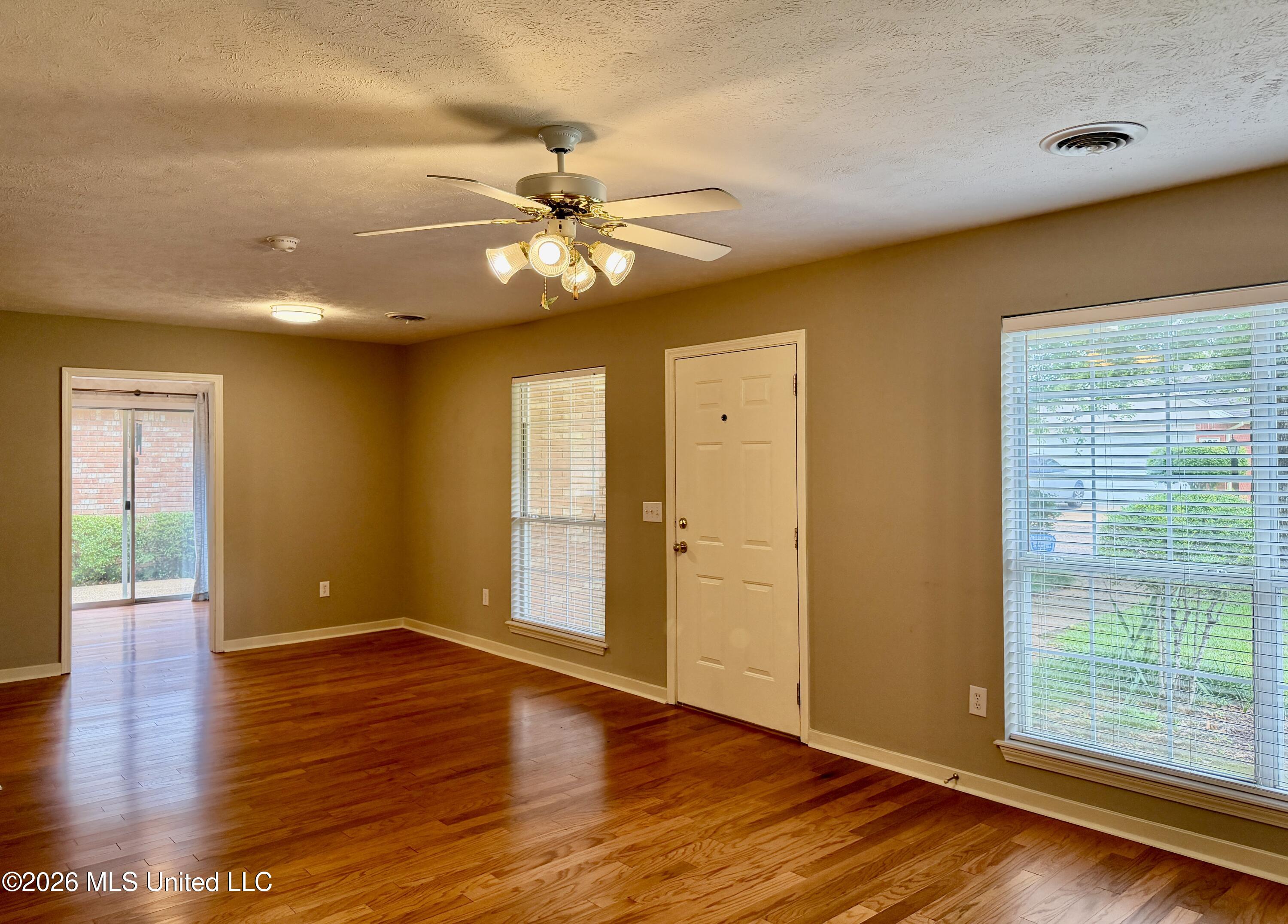 604 E Biscayne Cove Property Photo 8