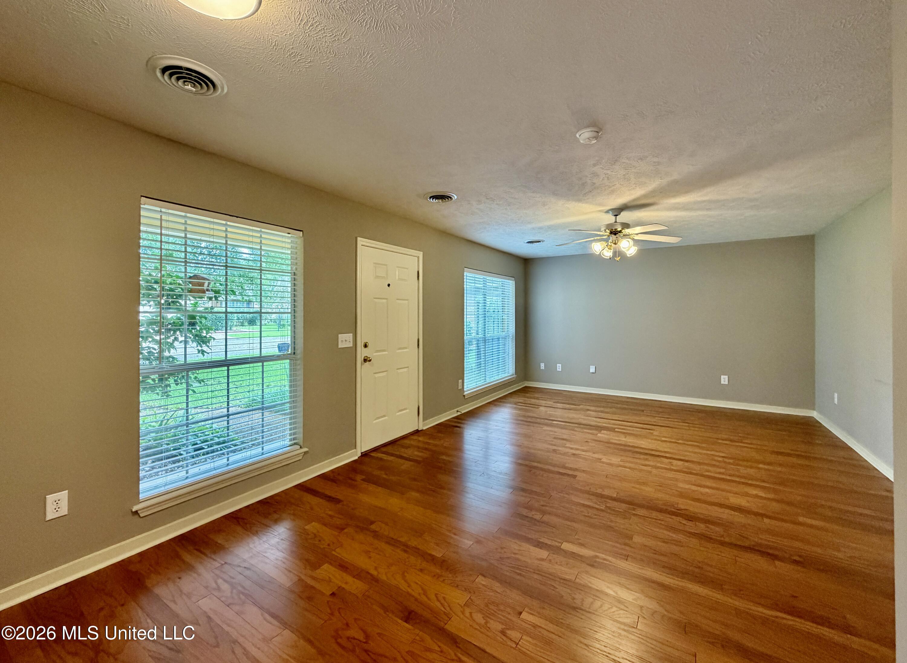 604 E Biscayne Cove Property Photo 9