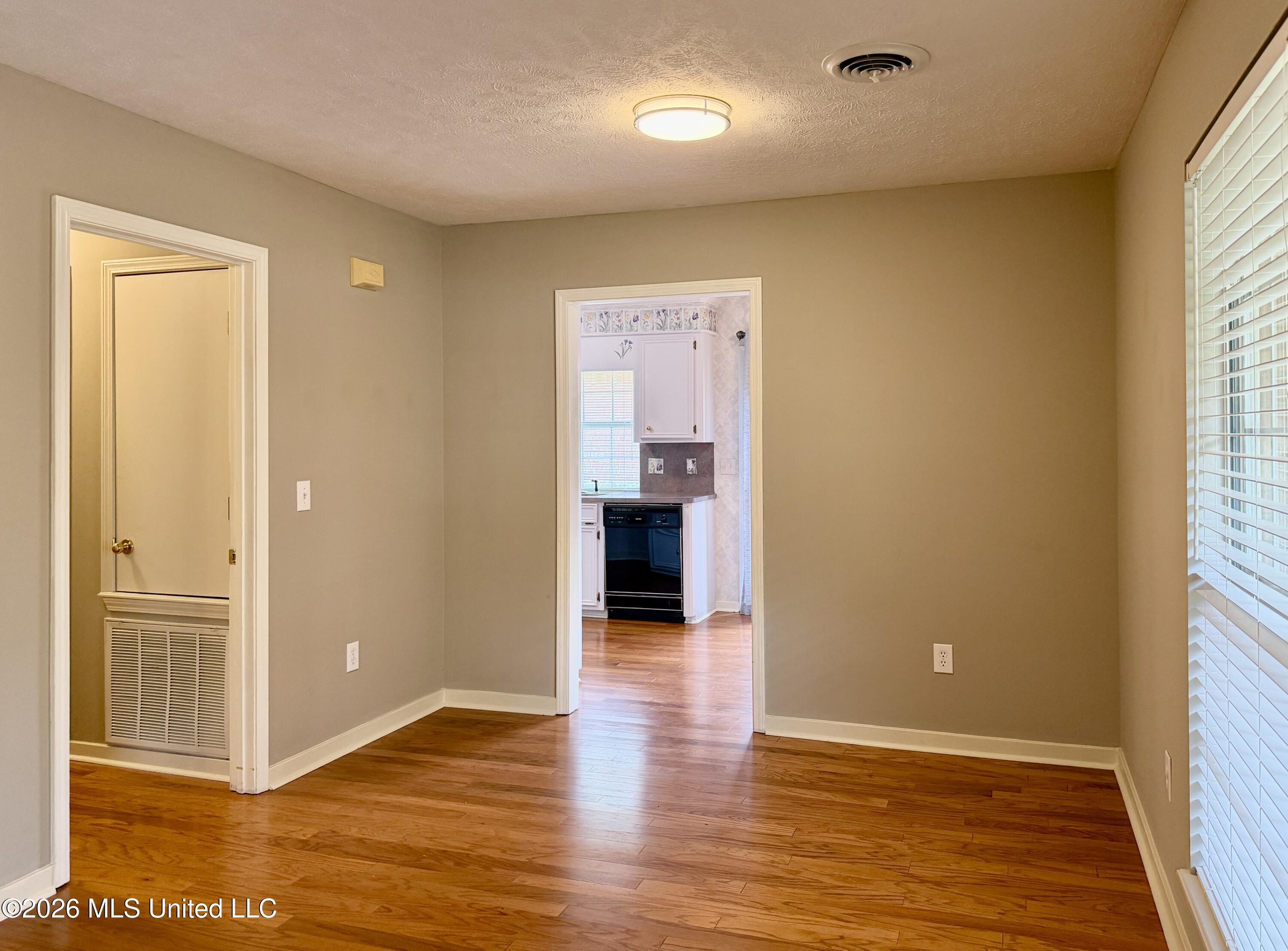 604 E Biscayne Cove Property Photo 11