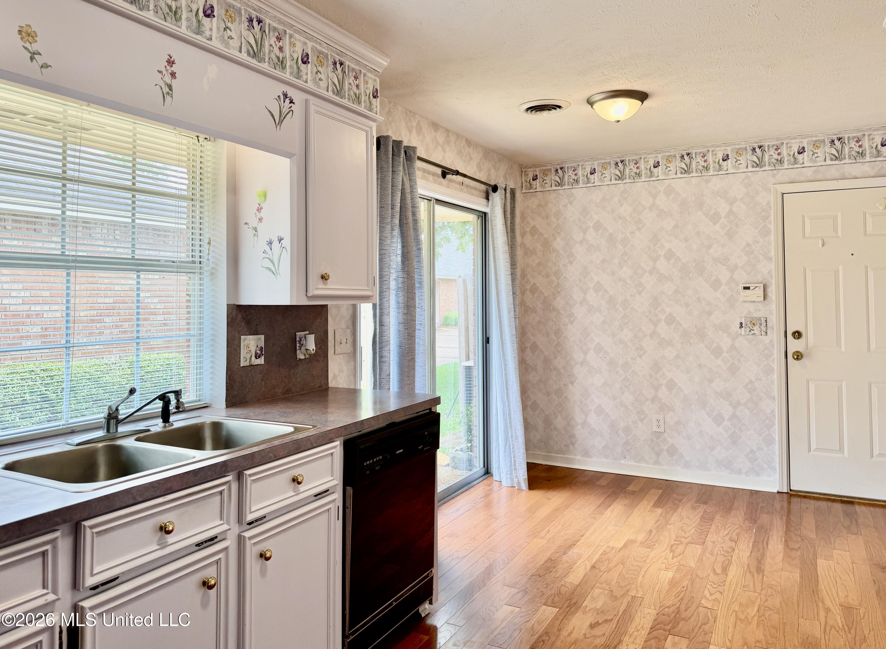 604 E Biscayne Cove Property Photo 25