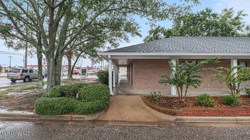 416 E Pass Road Property Photo 2