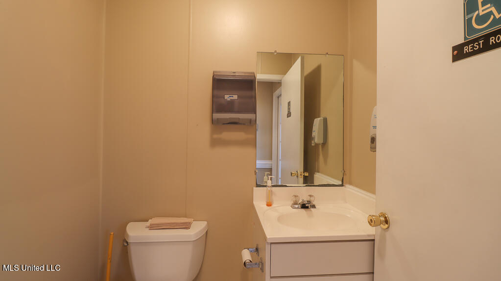 416 E Pass Road Property Photo 5