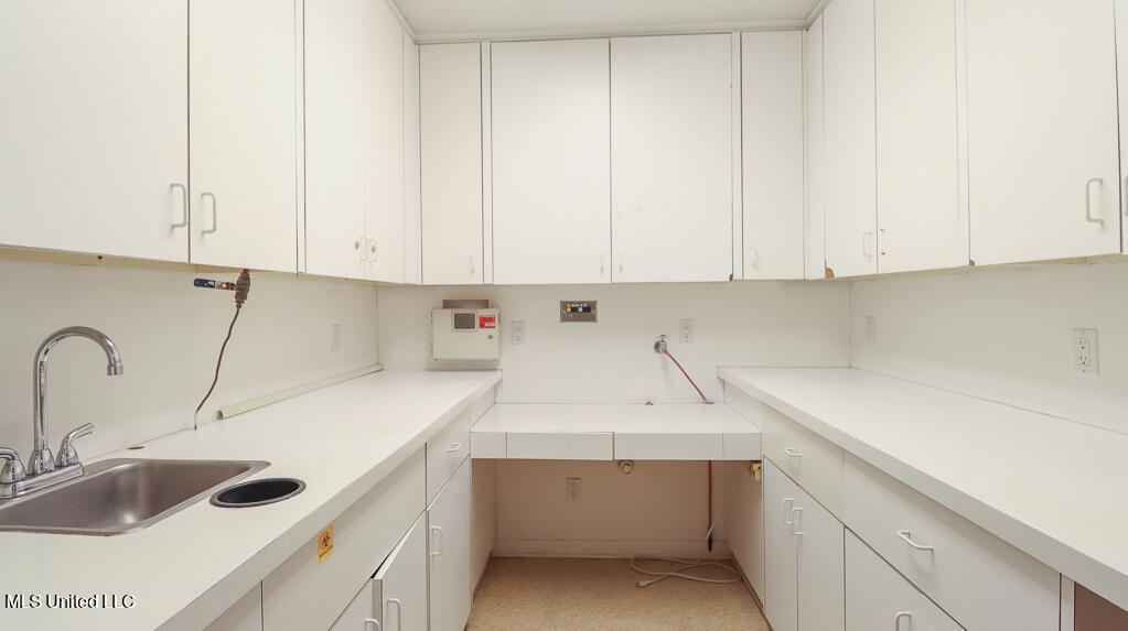 416 E Pass Road Property Photo 11