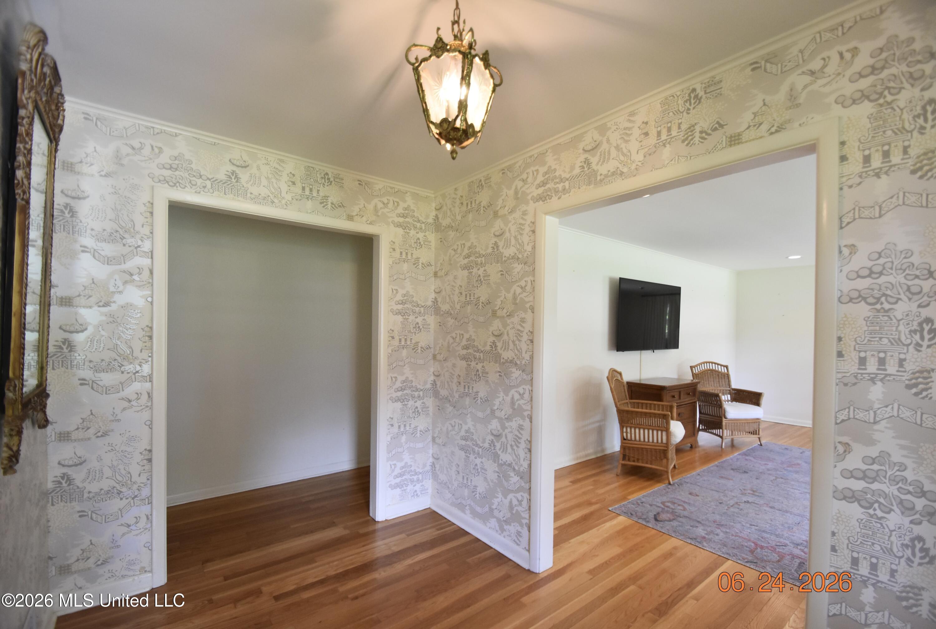 408 E Park Avenue Property Photo 3