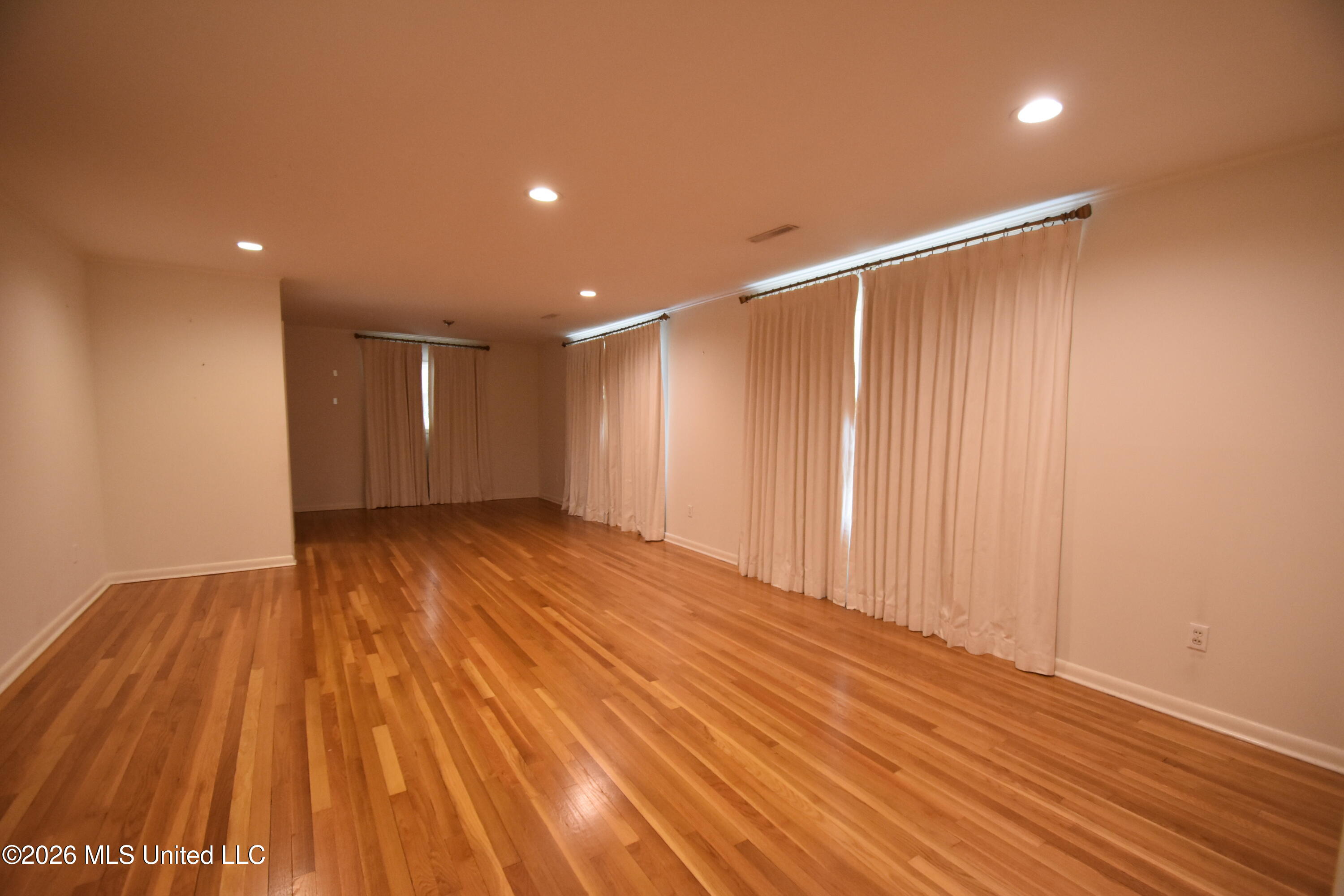 408 E Park Avenue Property Photo 4