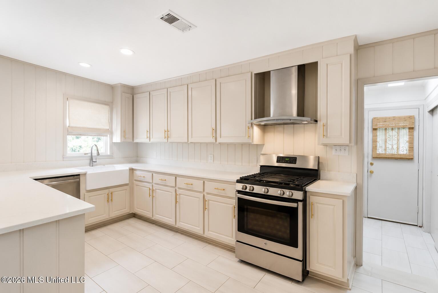 408 E Park Avenue Property Photo 6