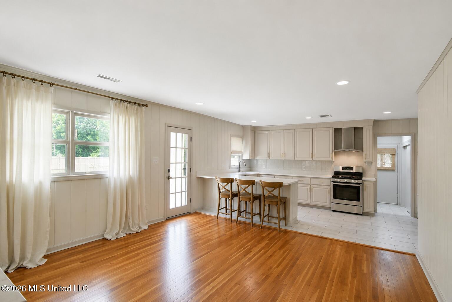 408 E Park Avenue Property Photo 7