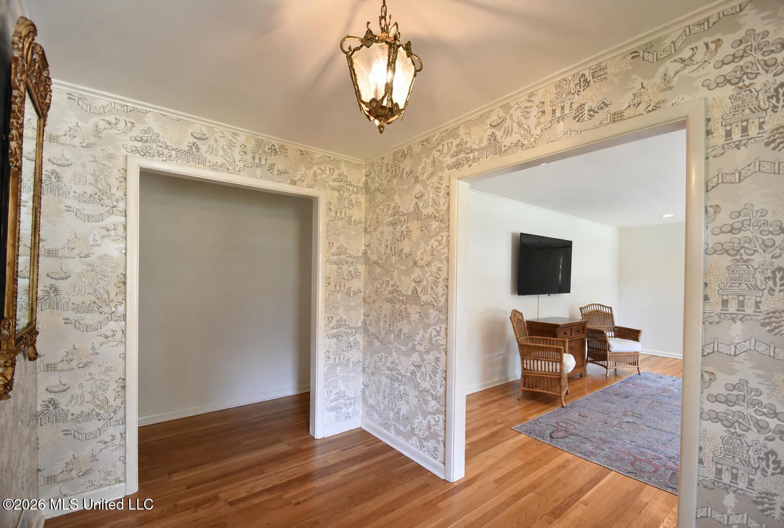 408 E Park Avenue Property Photo 7