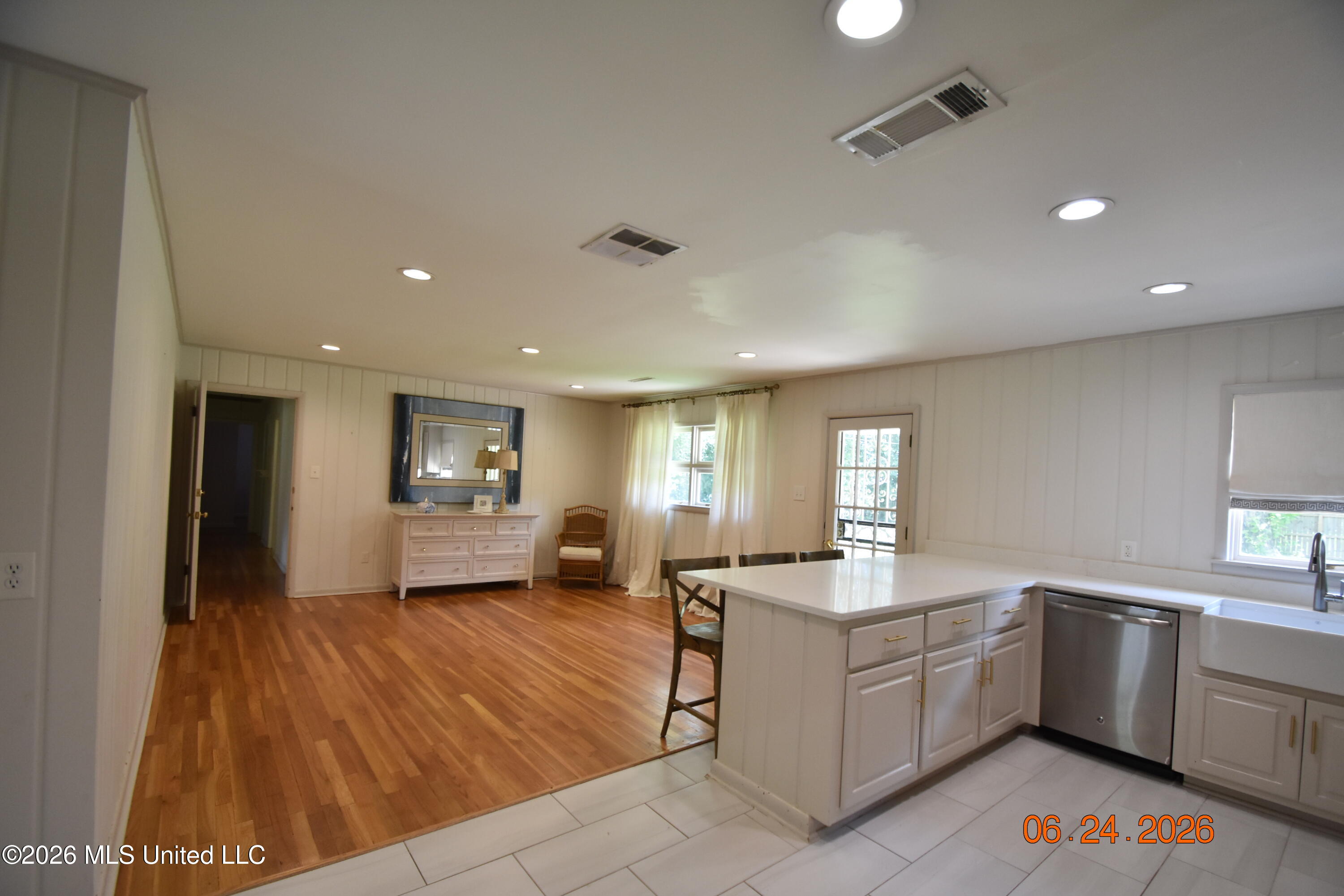 408 E Park Avenue Property Photo 8