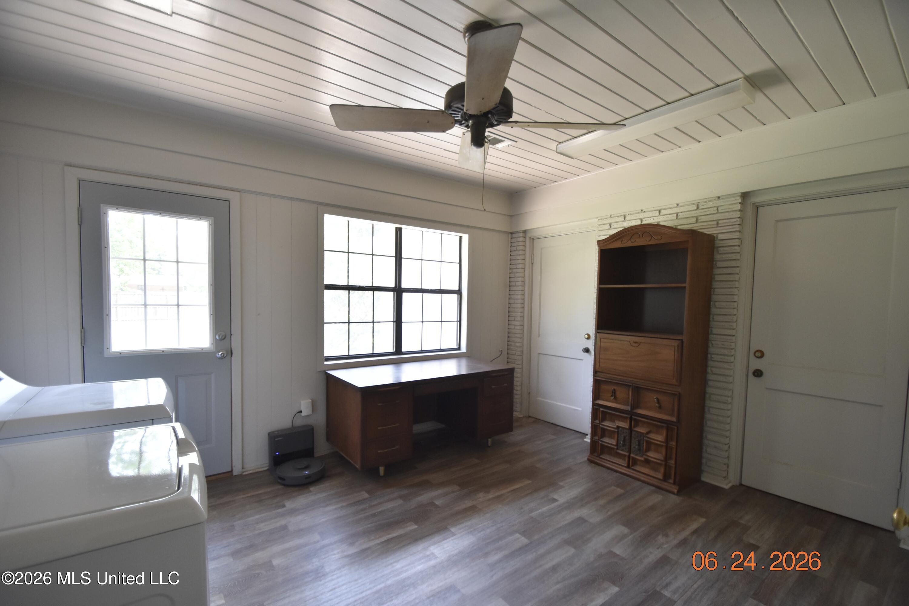 408 E Park Avenue Property Photo 9
